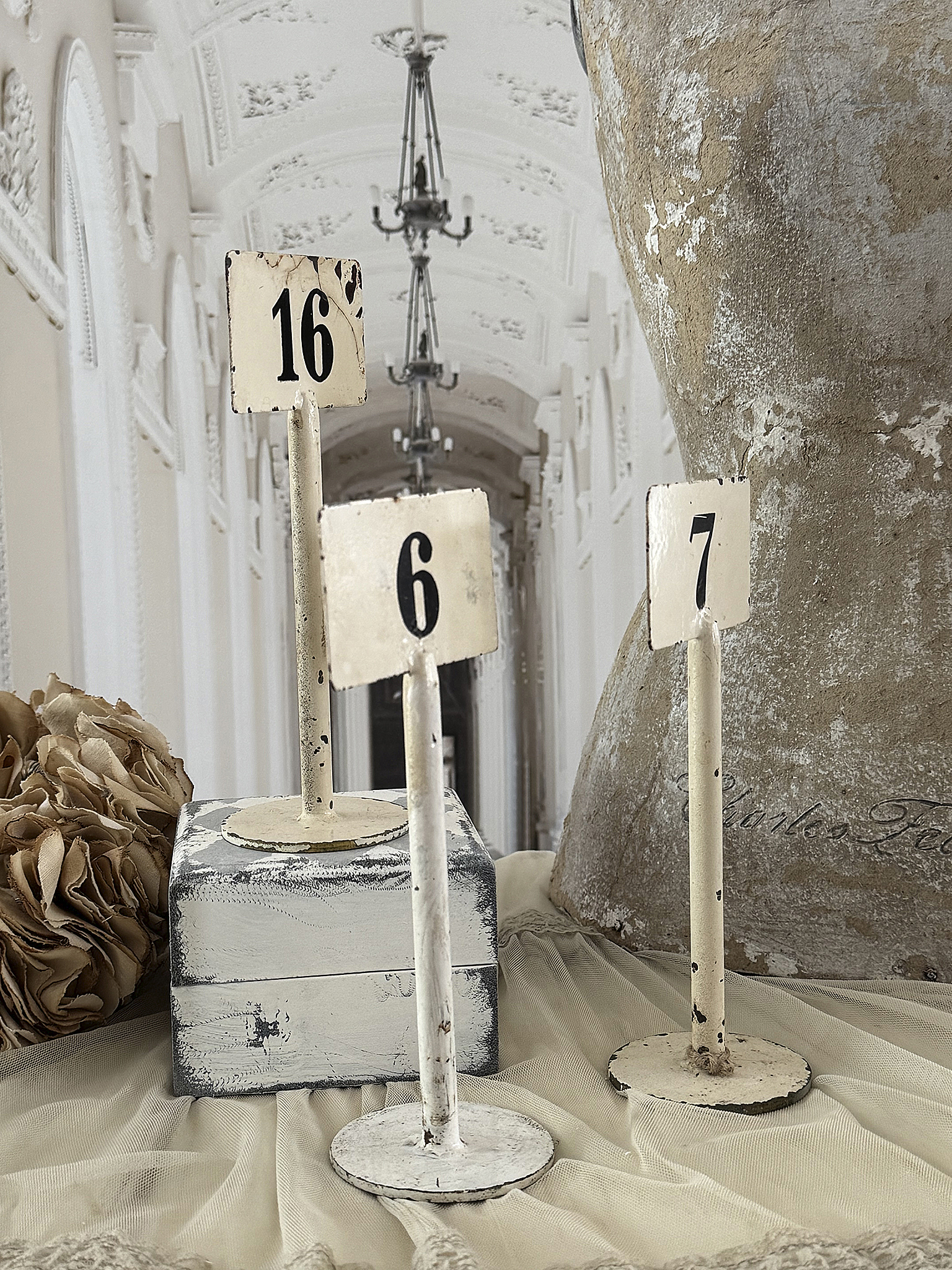 Seltene antike Tischzahlen aus Frankreich mit Originalzahlen und Patina***