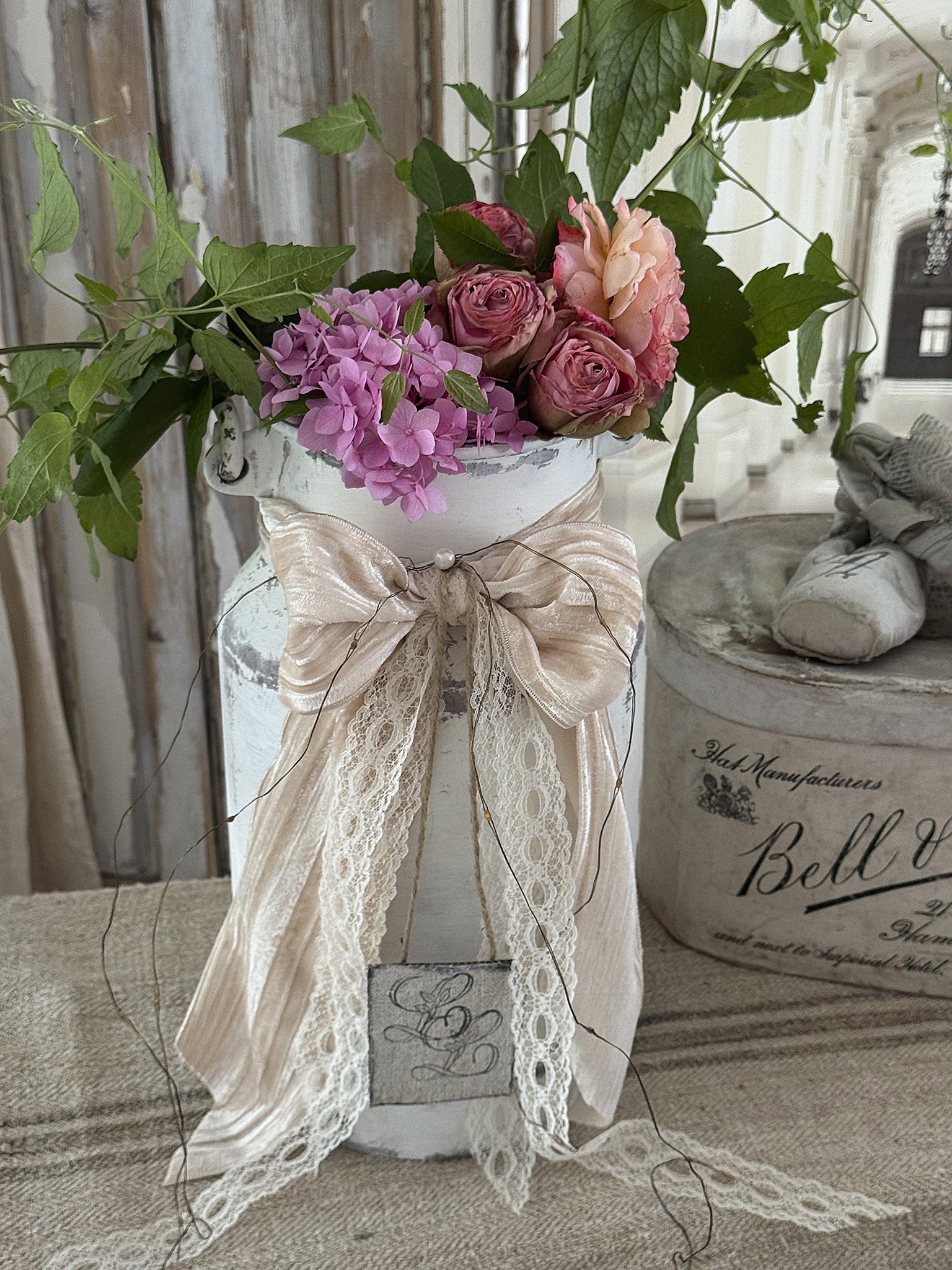 Alte Milchkanne im Vintage-Kleid***