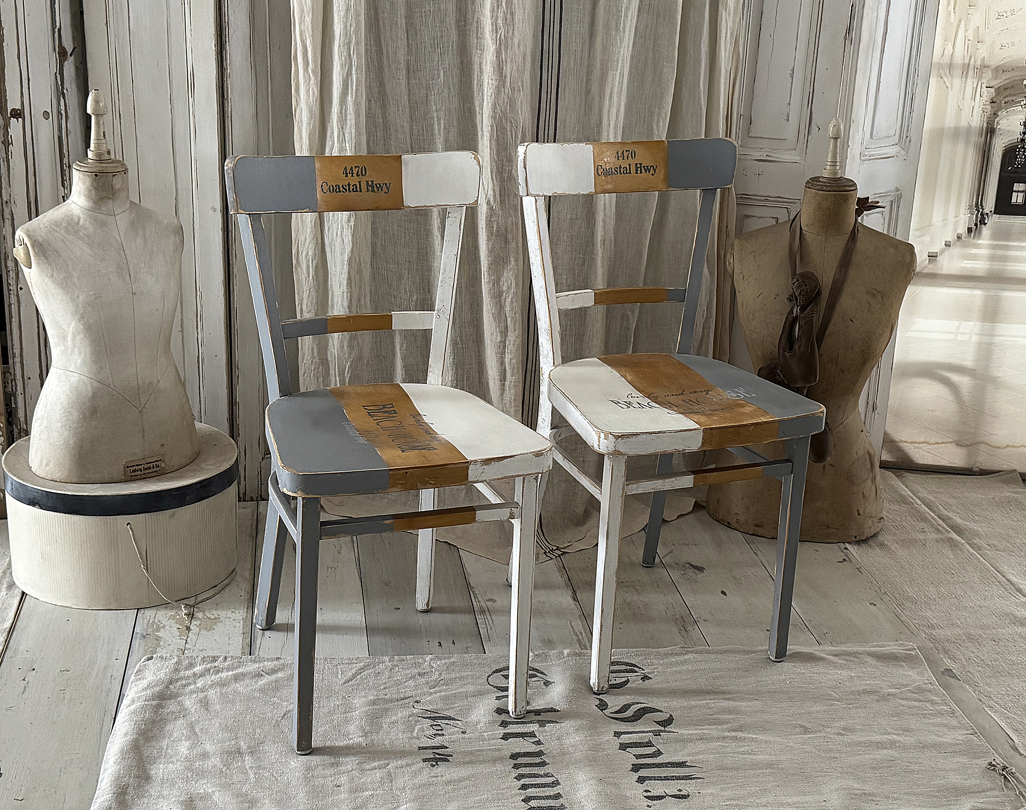 Altes Stuhlpärchen „Beach House“ | Buchenholz | Shabby Chic Weiß Grau Naturholz***