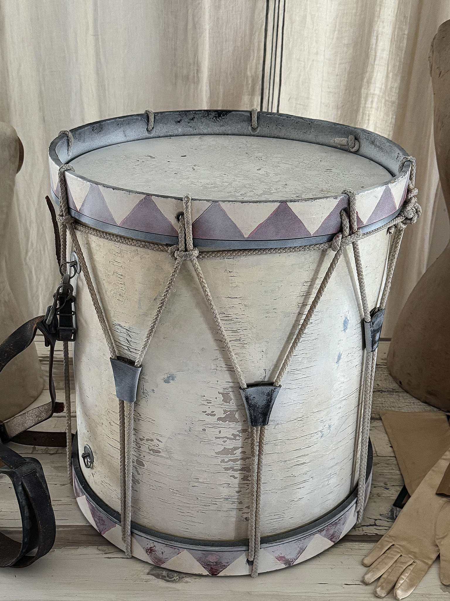 Wunderschöne alte Marschtrommel / Beistelltisch***