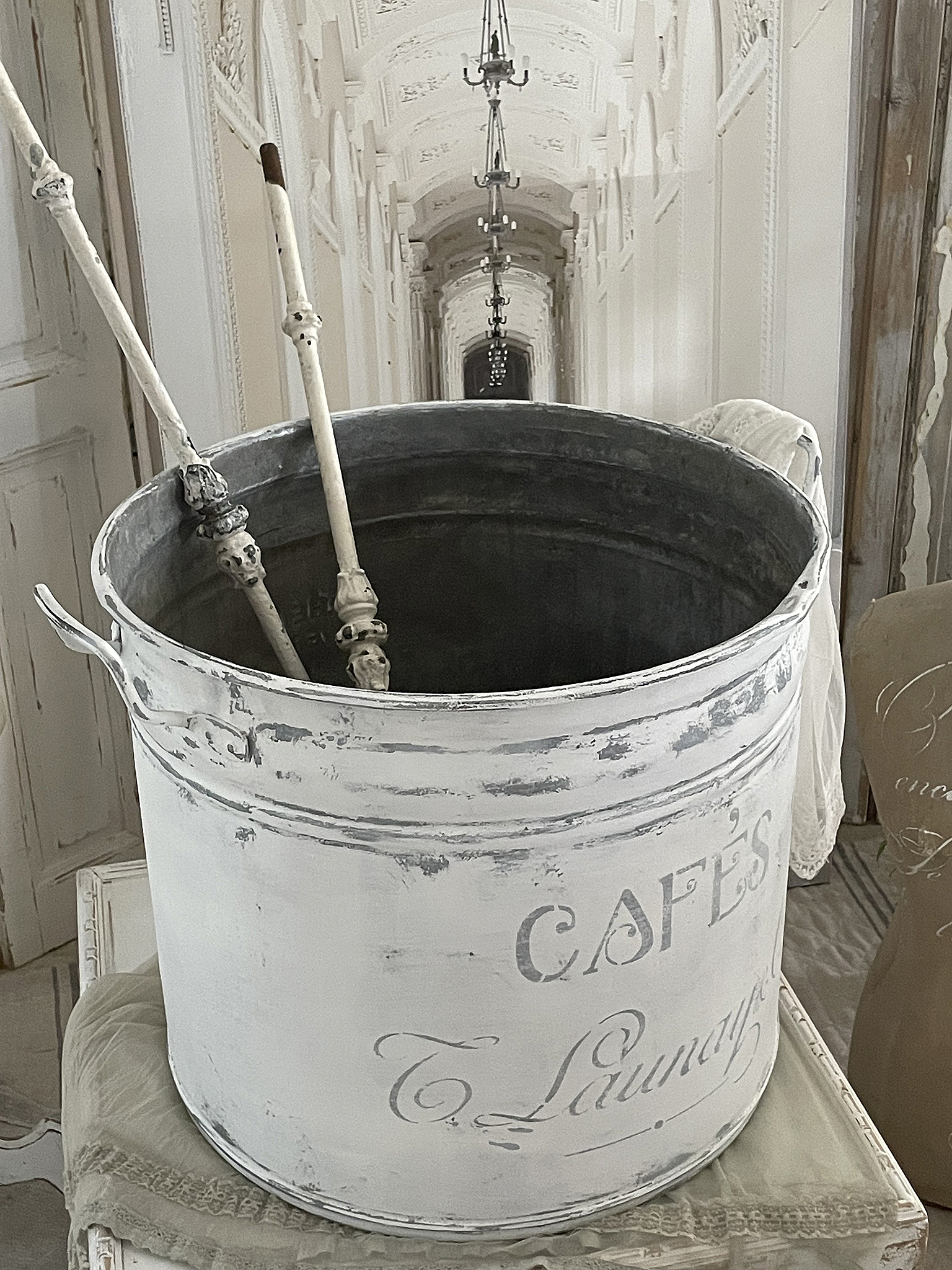 Vintage Metallbehälter für Cafés und Wäsche Dekorativer weißer Metallbehälter mit Schriftzug für Cafés und Wäsche, ideal für den Landhausstil.