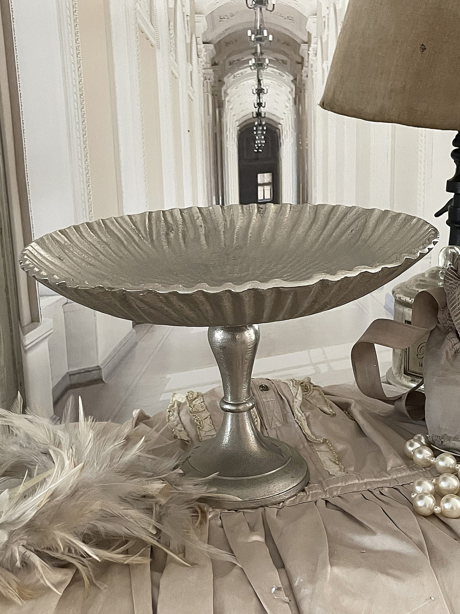 Elegante Schale aus Metall für stilvolle Dekoration Dekorative metallene Schale auf einem Tisch in einem eleganten Raum