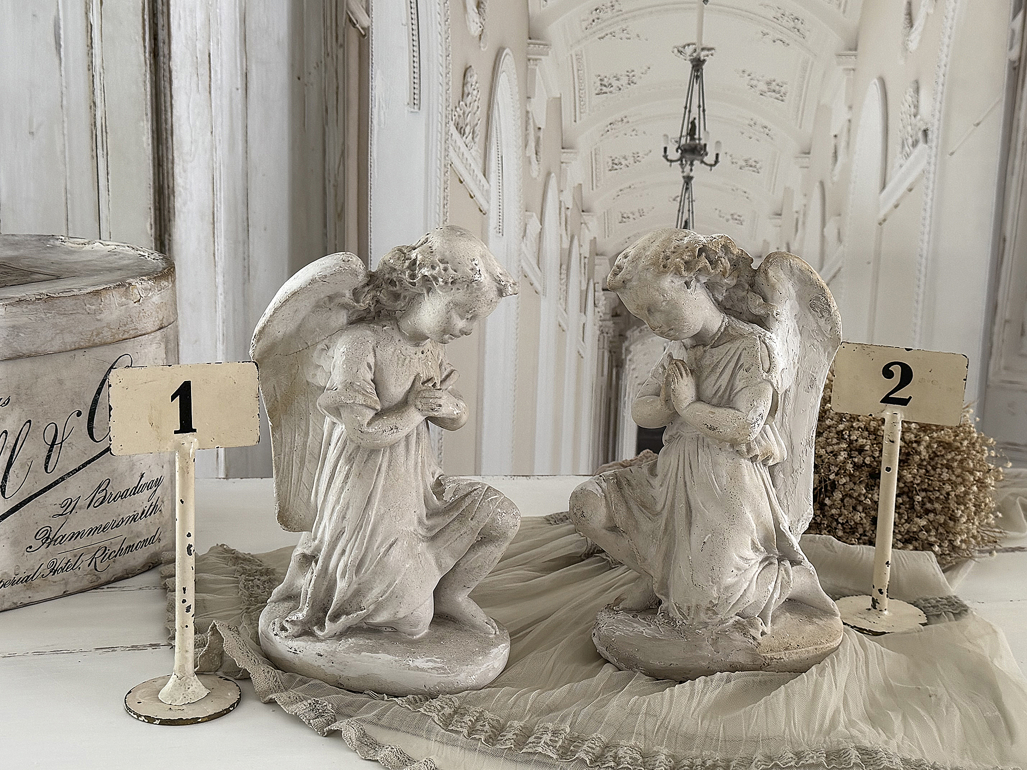 Alte Engel-Figuren aus Frankreich  aus Steingut / Steinzeug***