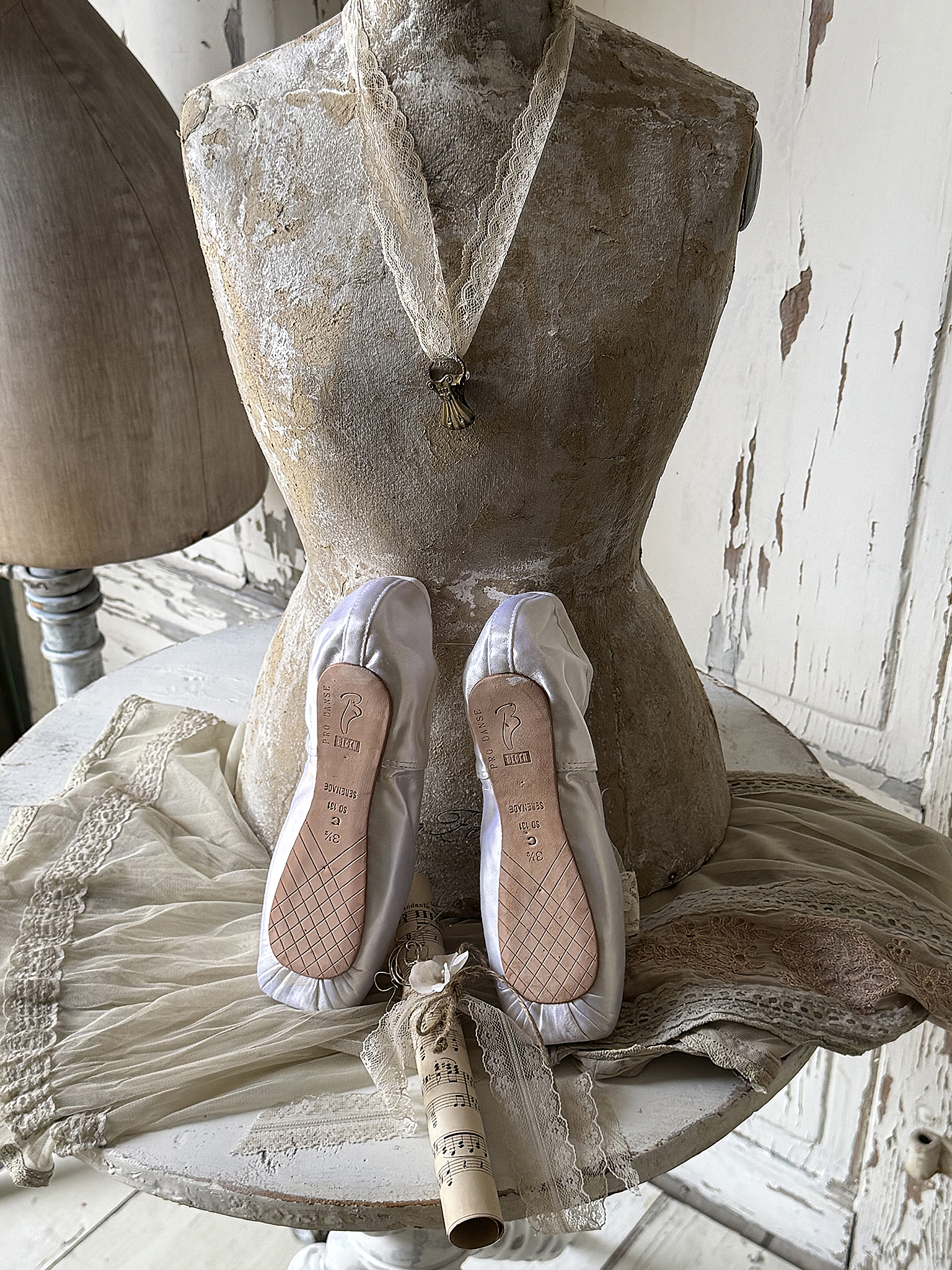 Weiße Spitzen-Ballettschuhe mit Notenblatt***