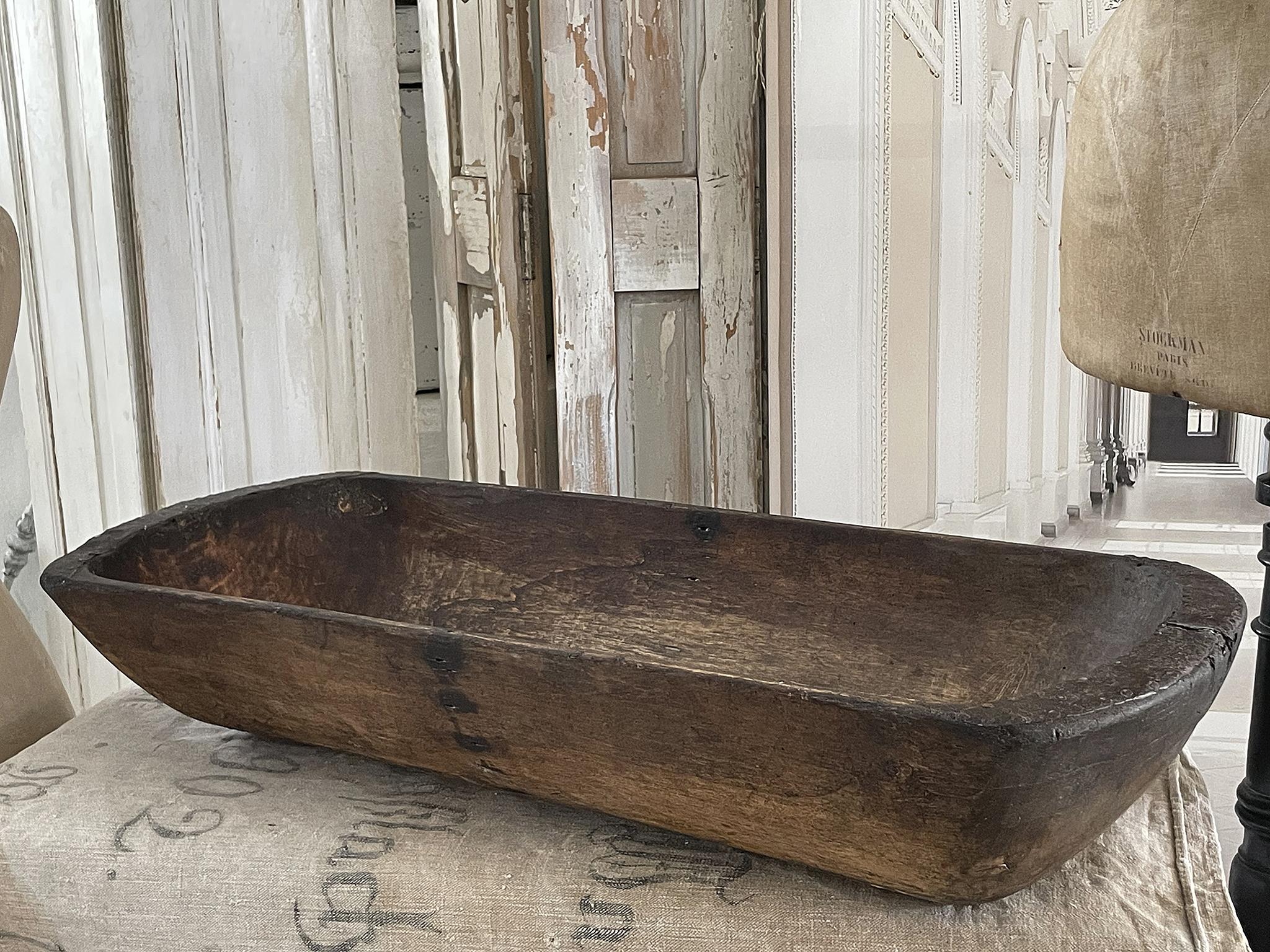 Rustikale Holzbowl im Vintage-Stil für Wohnaccessoires Rustikale Holzbowl aus Holz auf einem Tisch in einem stilvollen Innenraum