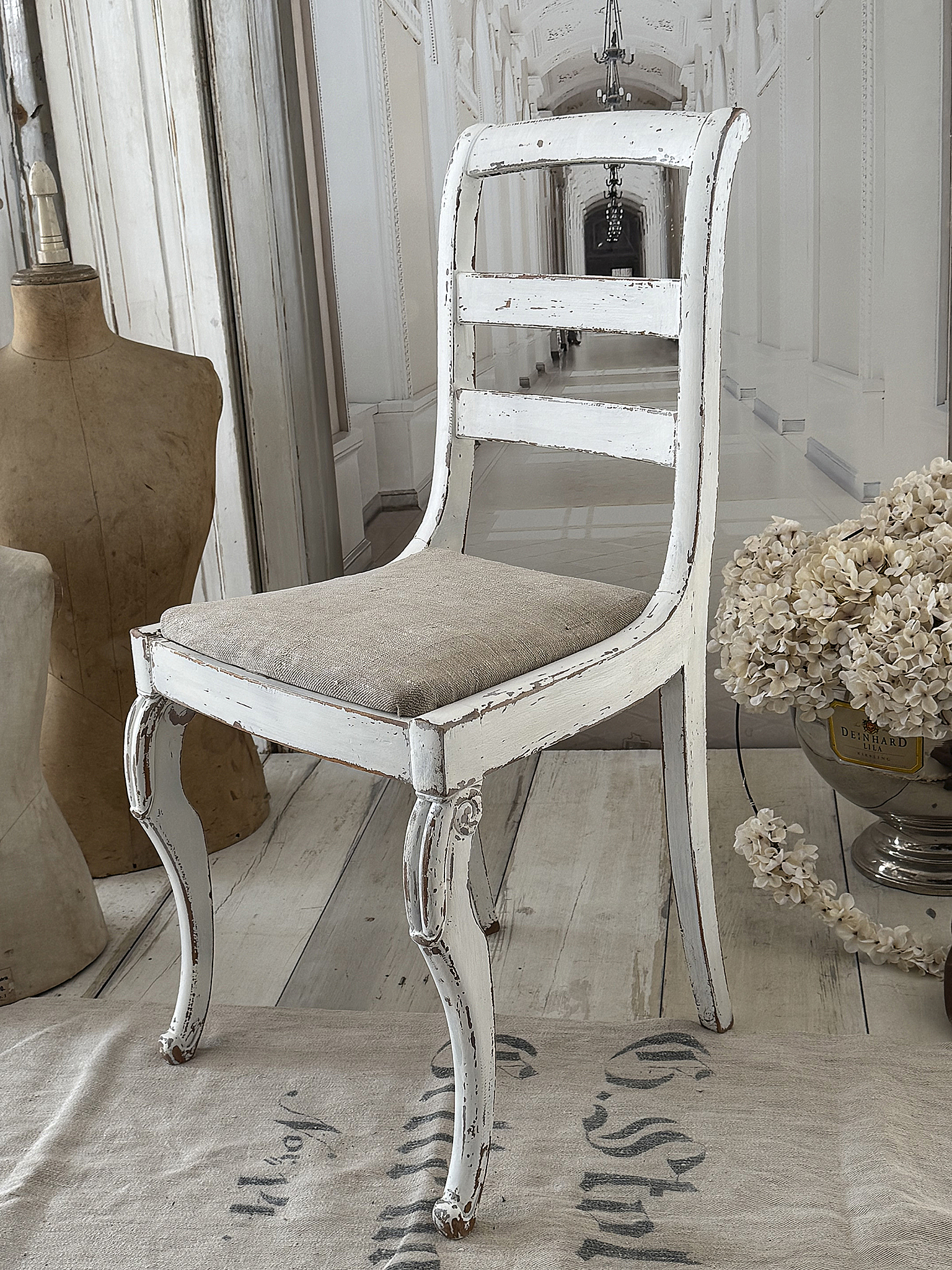 Antiker Holzstuhl – Shabby Chic in Mattweiß – Sitzpolster aus altem Leinen – Vintage Unikat***
