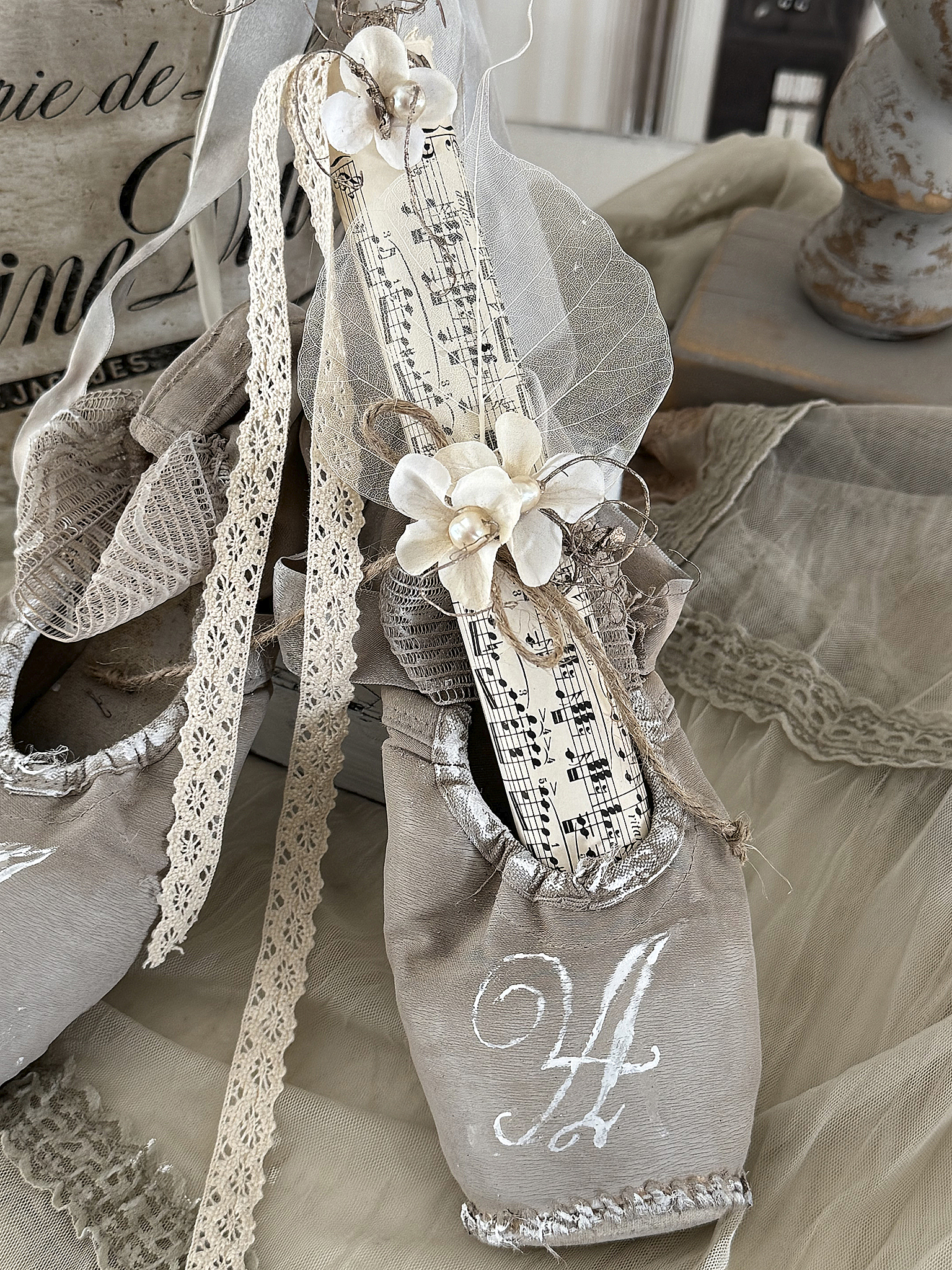 Vintage Spitzenschuhe Sandtaupe mit Monogramm A***