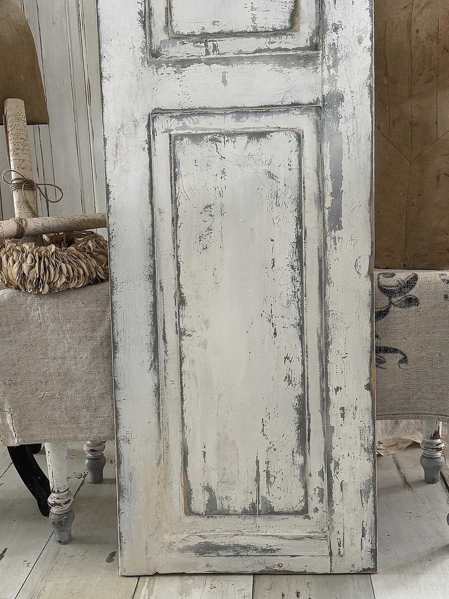 Antiker französischer Shabby-Fensterladen aus Vollholz mit Lilien-Dekor***