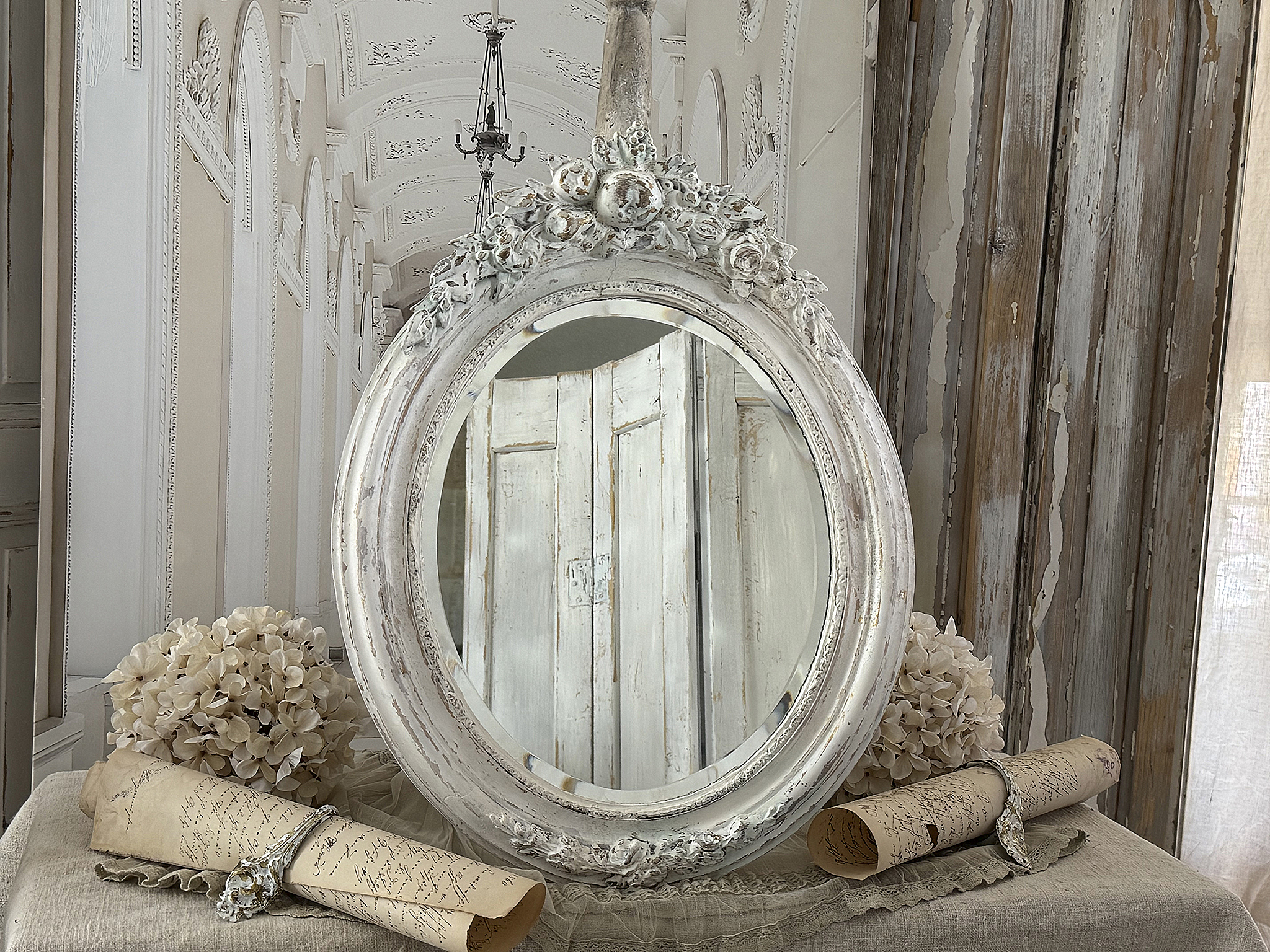 Alter ovaler Vintage-Spiegel im weißen Shabby-Kleid – romantisches Schmuckstück mit viel Charme***
