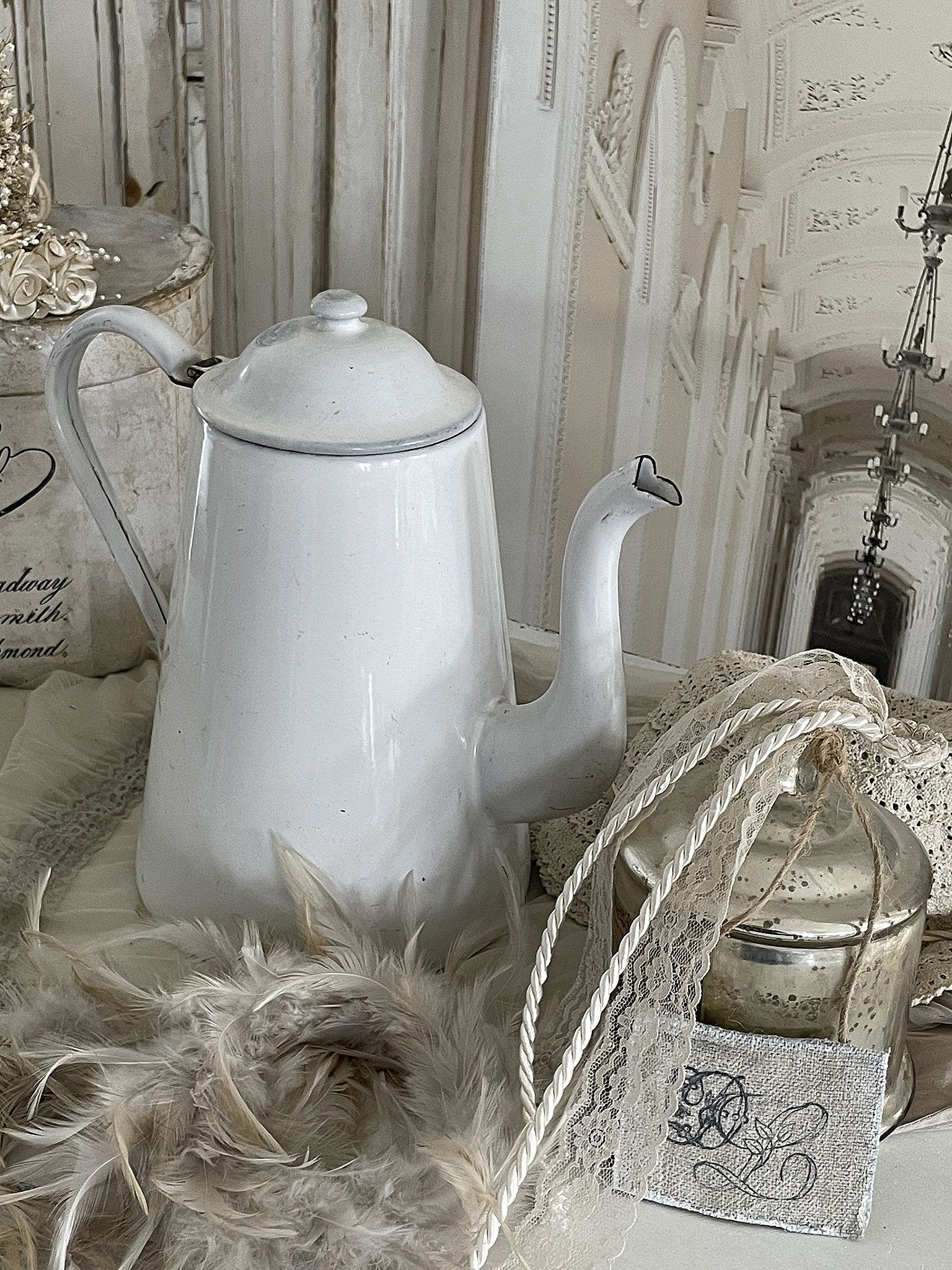 Große weiße Emaille-Kanne mit Vintage-Deko*** Große weiße Emaille-Kanne mit Vintage-Deko***
