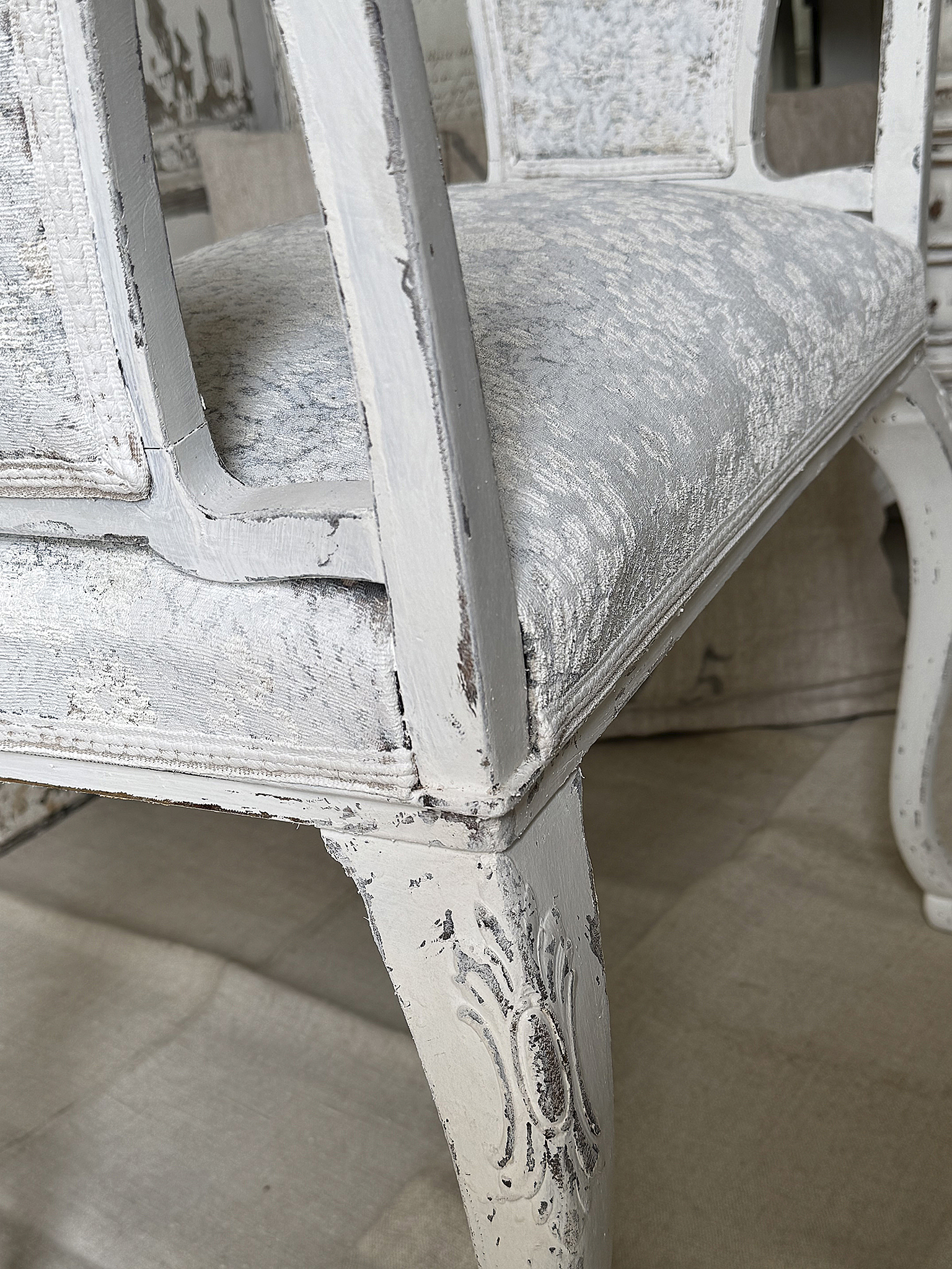 Antiker Chippendale-Gondelhocker im Shabby Chic