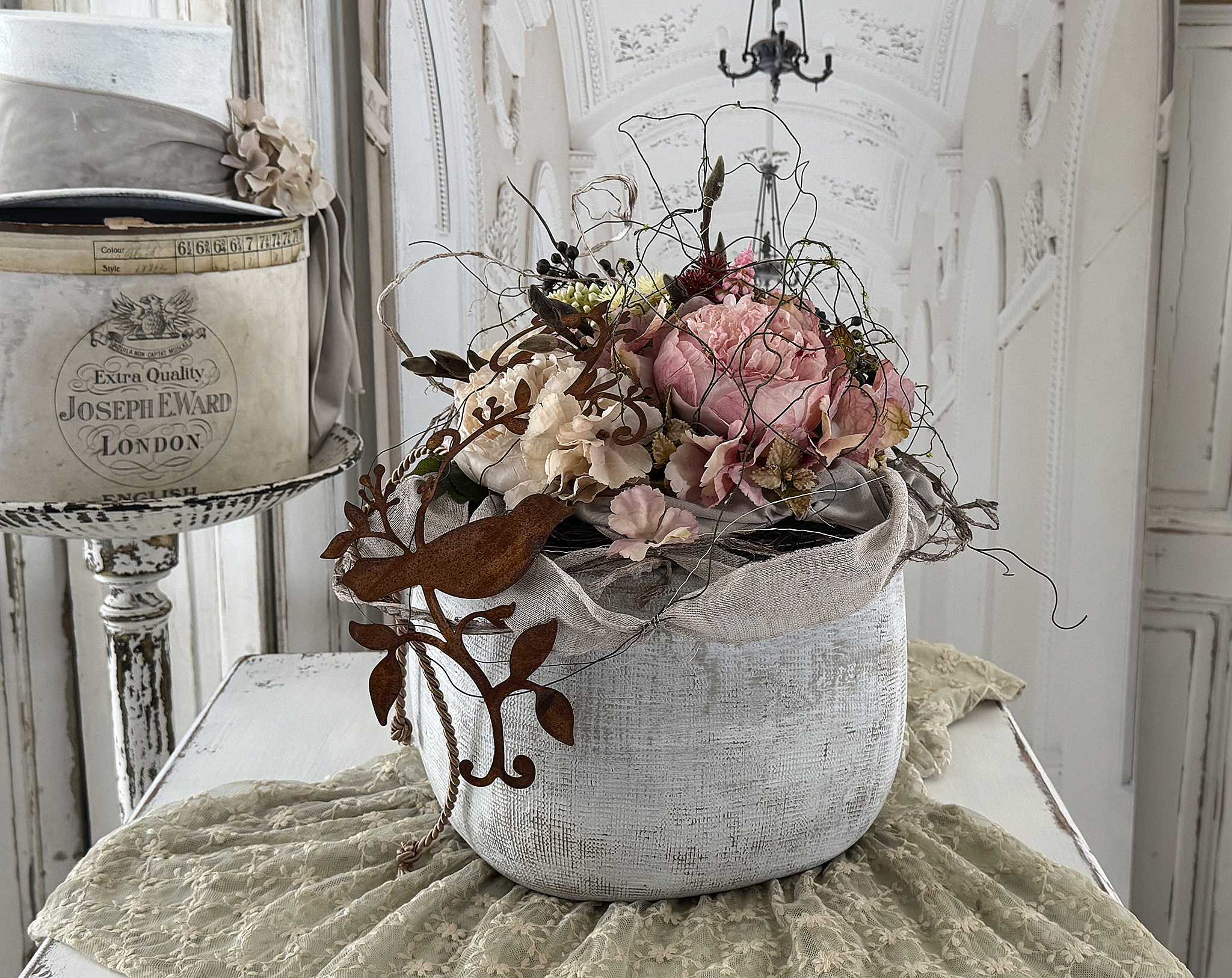 Kunstblumen-Arrangement mit Steinzeugvase, Rosen, Naturflechten & Vogelmedaillon***