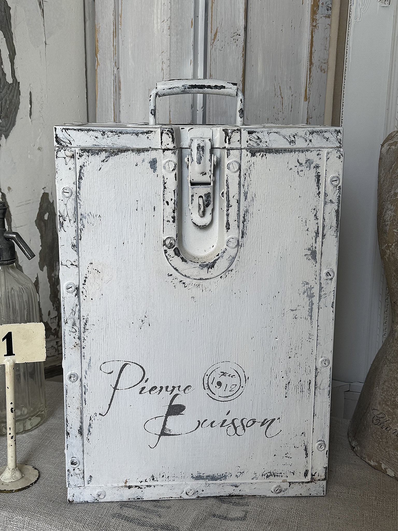 Alte Shabby-Holzkiste mit Metallbeschlägen – Vintage trifft Industriecharme***