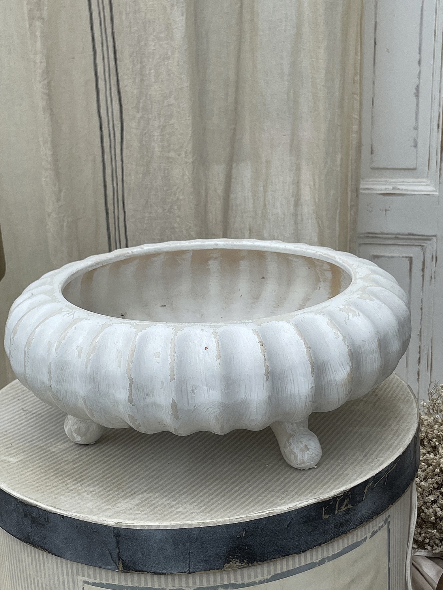 Stilvolle weiße Rillenschale auf einem Tisch, ideal für Wohnaccessoires oder Pflanzen