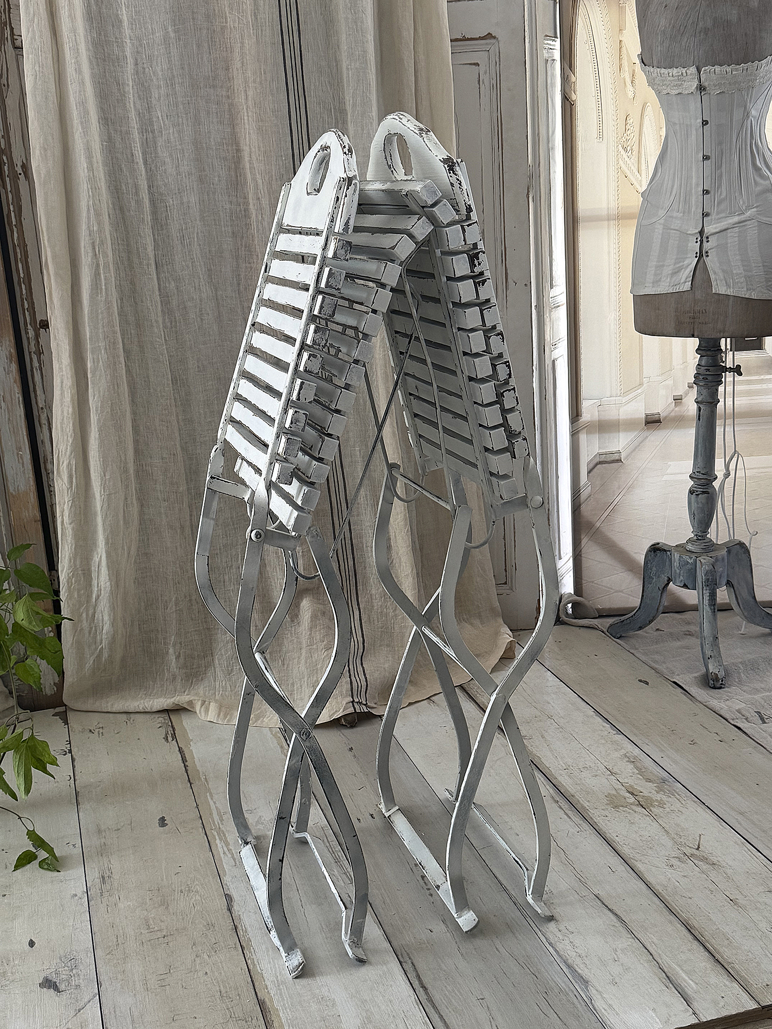 Charmante ältere Gartenstühle im mattweißen Shabby-Chic***