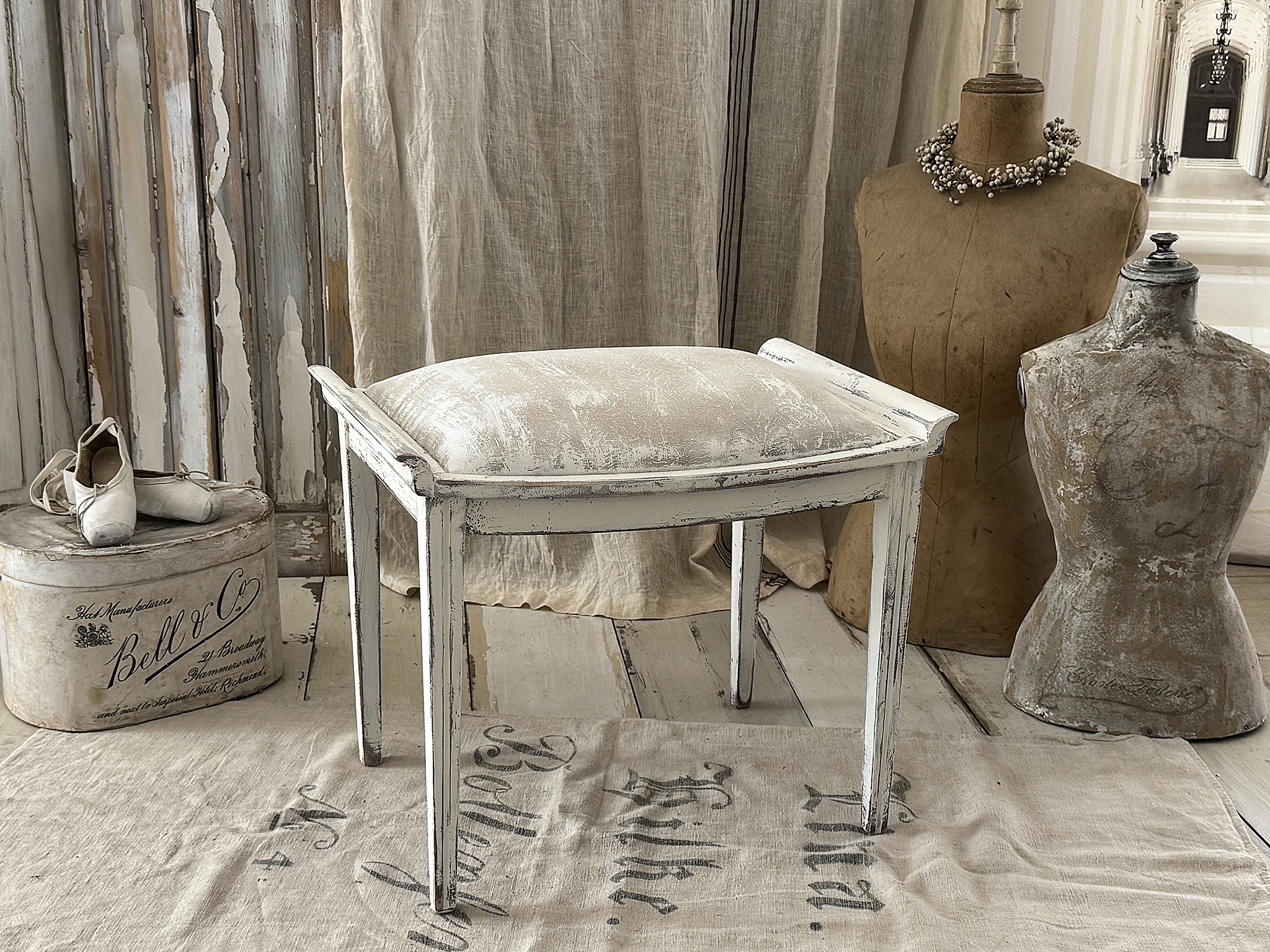 Alter Polsterhocker mit elegantem Shabby-Chic-Charme***