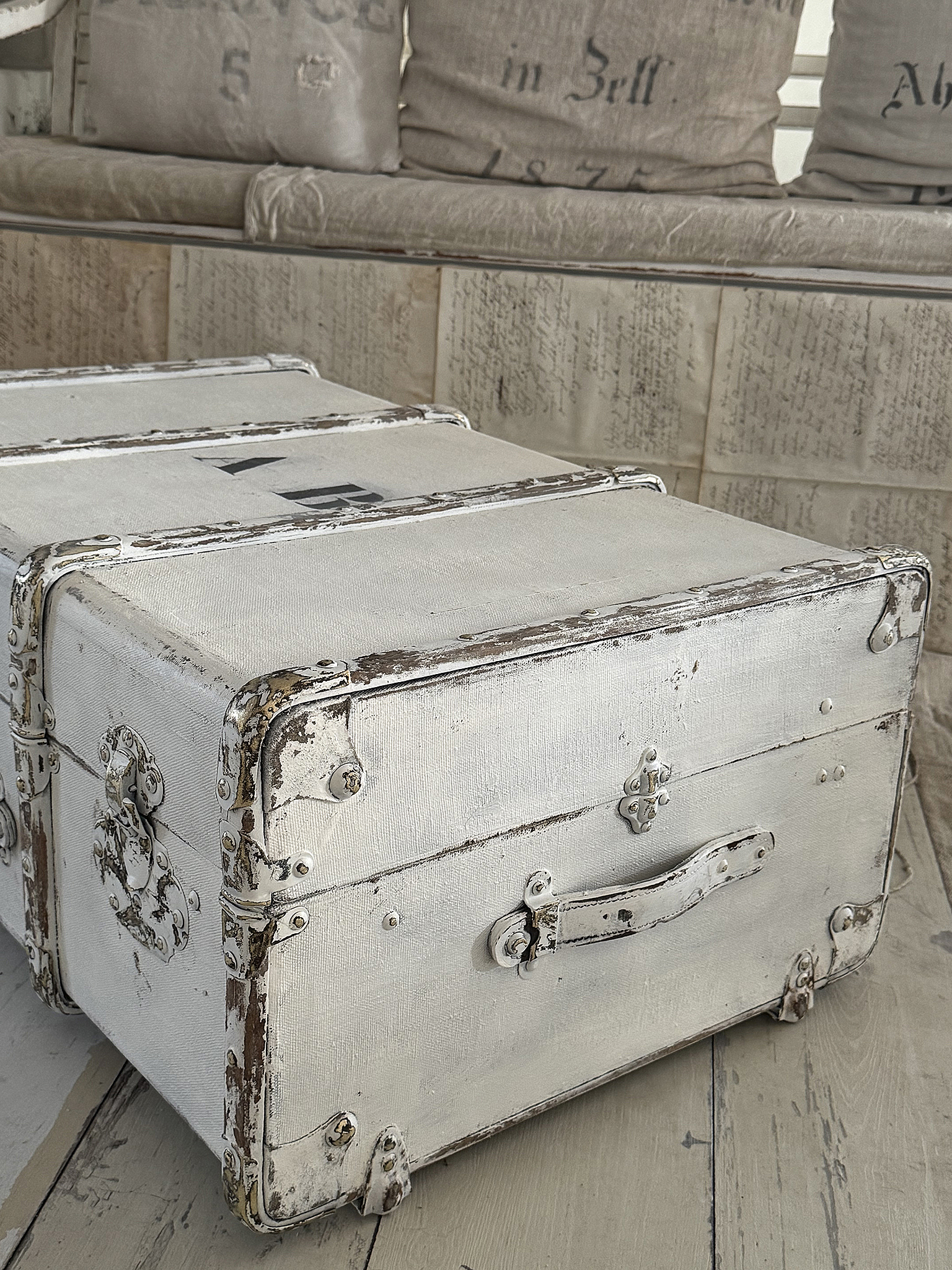 Antiker Überseekoffer im weißen Shabbykleid***