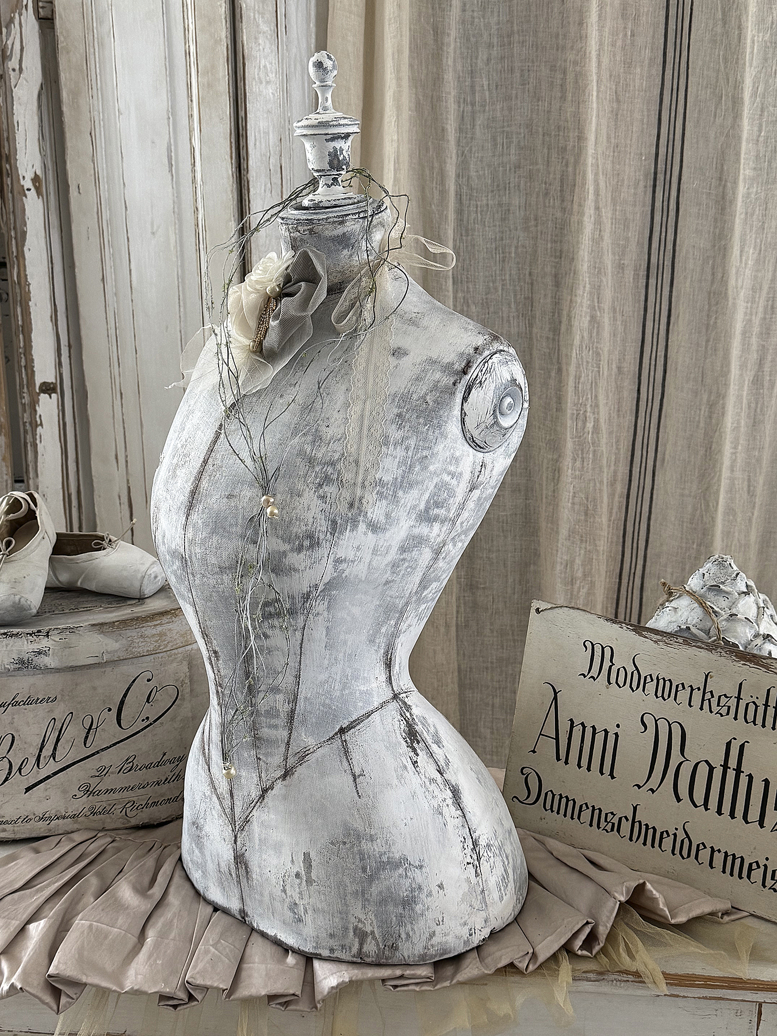 Reserviert! Antiker Schneider-Torso „Zarte Taille“ im romantischen Vintage-Look***