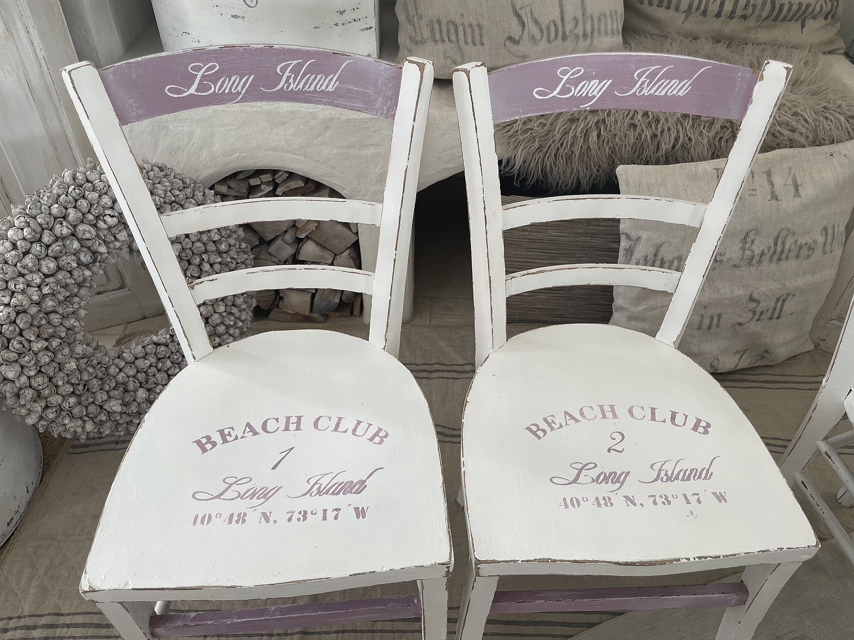 Dekorative Stühle mit Long Island Beach Club Schriftzug Zwei dekorative Stühle mit Aufschriften „Beach Club 1“ und „Beach Club 2“ von Long Island.
