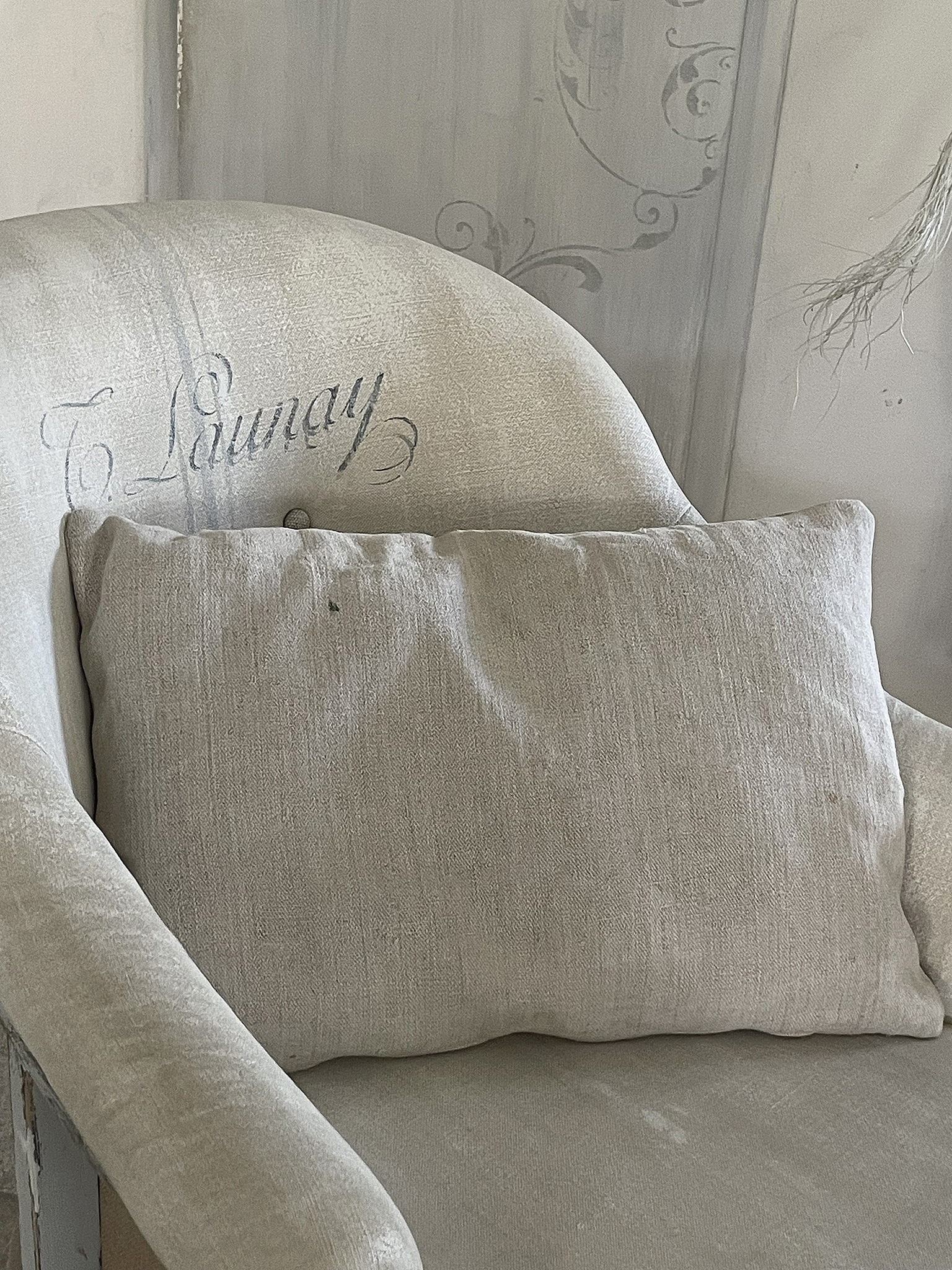 Bequemer Sessel mit dekorativem Kissen im Lounge-Stil Eleganter Sessel mit einem weichen Kissen, ideal für entspannte Stunden im Wohnbereich.