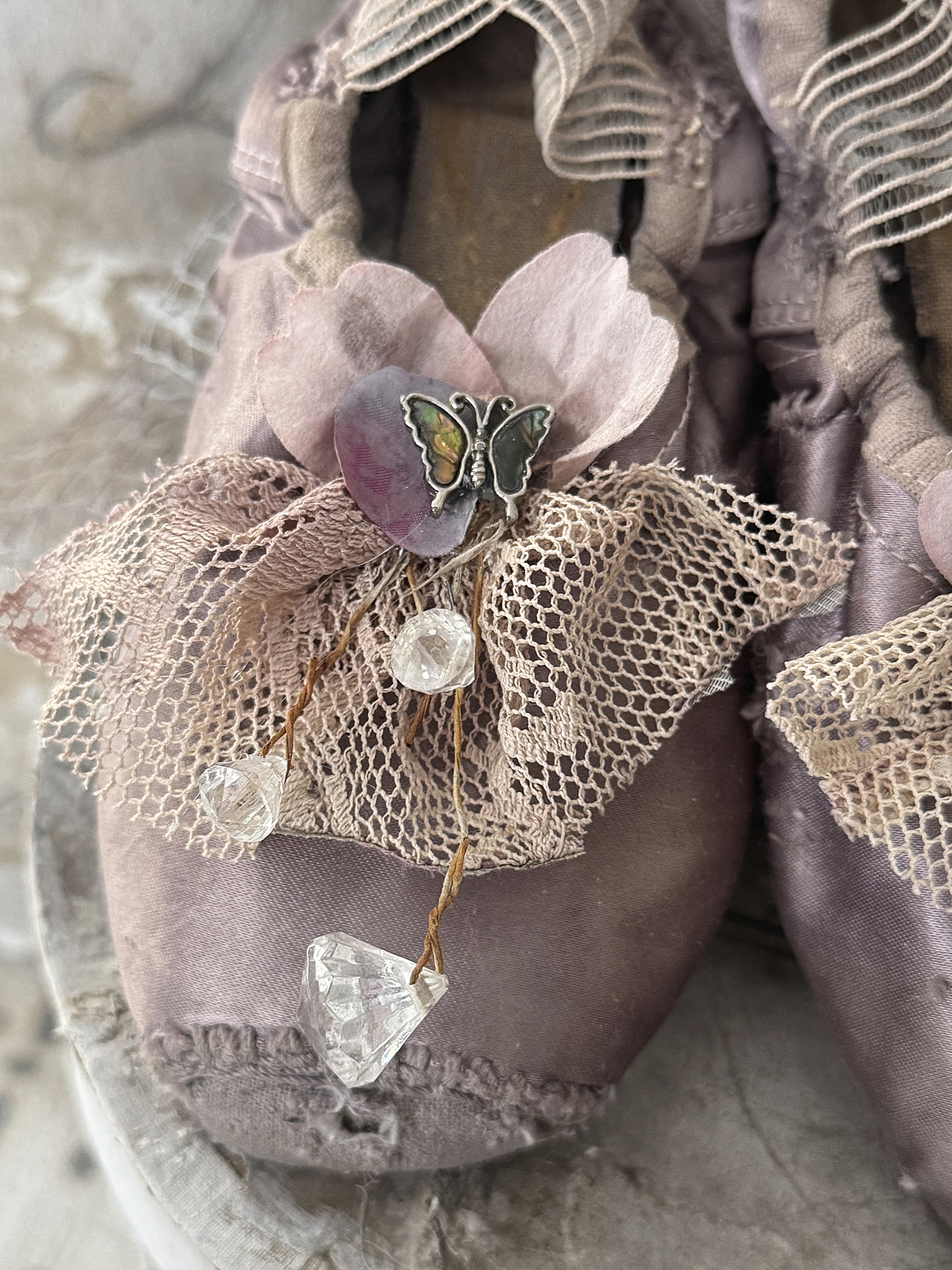 Ein Hauch vergangener Bühne – Ballettspitzenschuhe voller Geschichte***