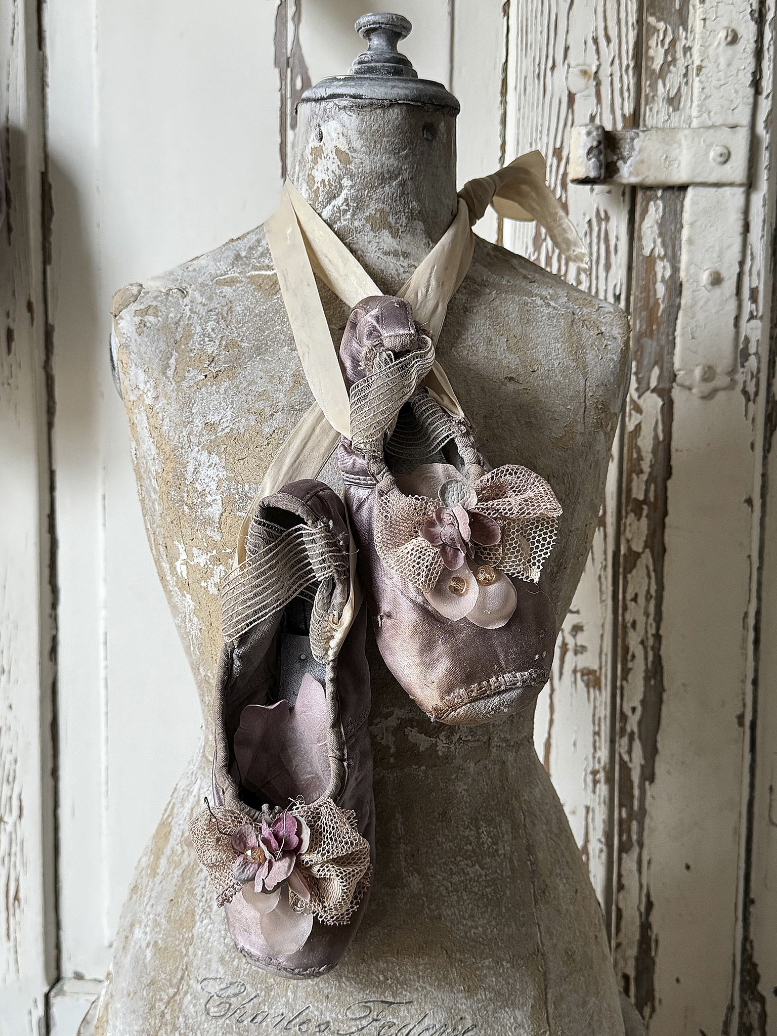 Alte Ballettspitzenschuhe im Malveton- Getanzte Erinnerung 1***