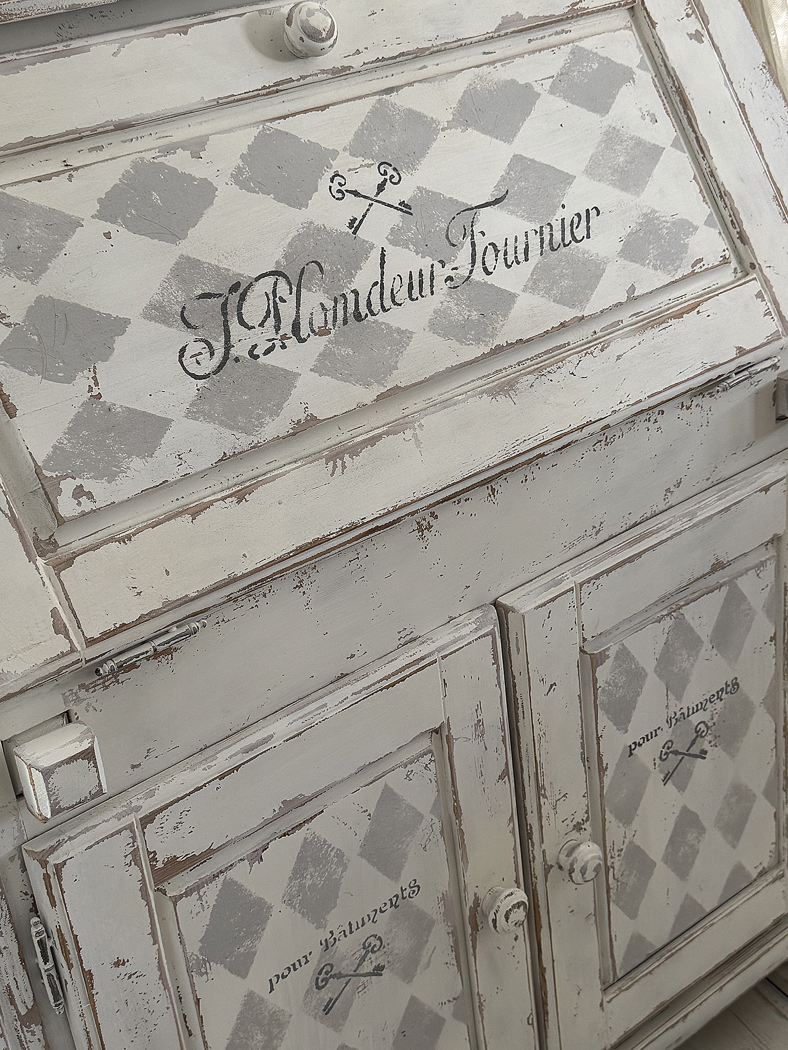 Alter Schranksekretär im mattweißen Shabby-Chic – funktionales Unikat mit französischem Charme***