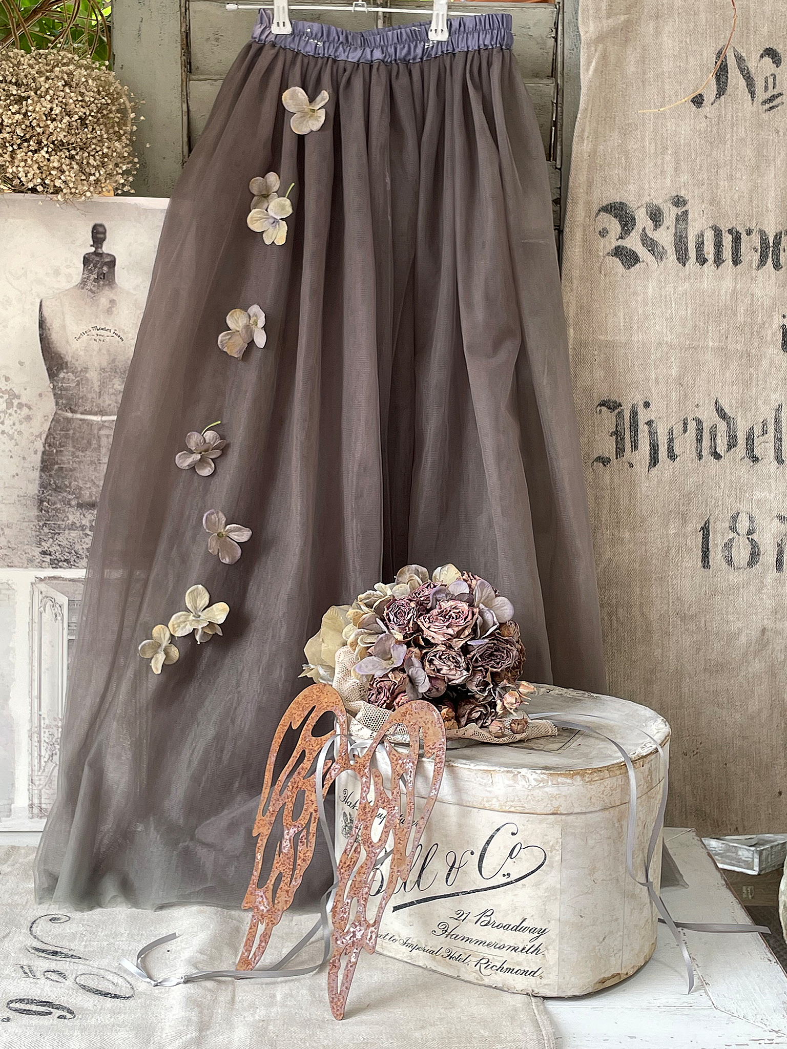 Tüll/Blüten und Eisen im Einklang*** Tüll/Blüten und Eisen im Einklang***
