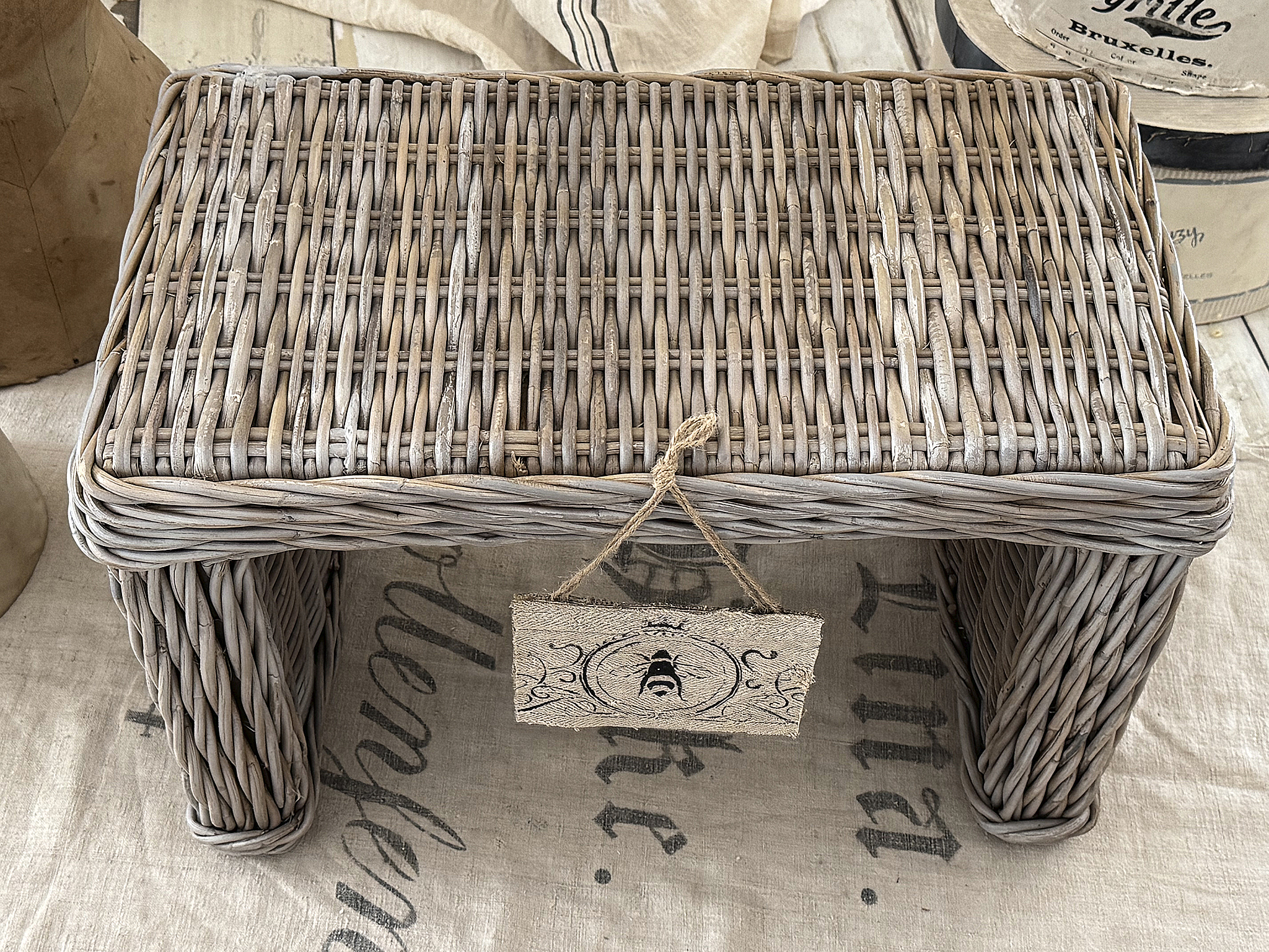 Schöne Sitzbank aus Naturweide – hochwertiger Vintage-Charme***