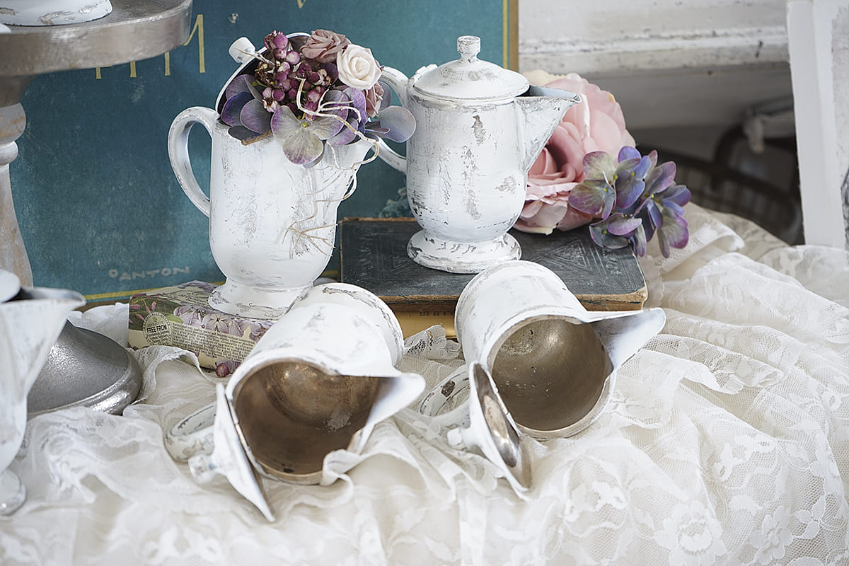 Reizendes altes Cafe´ Kännchen im weißen Kleid