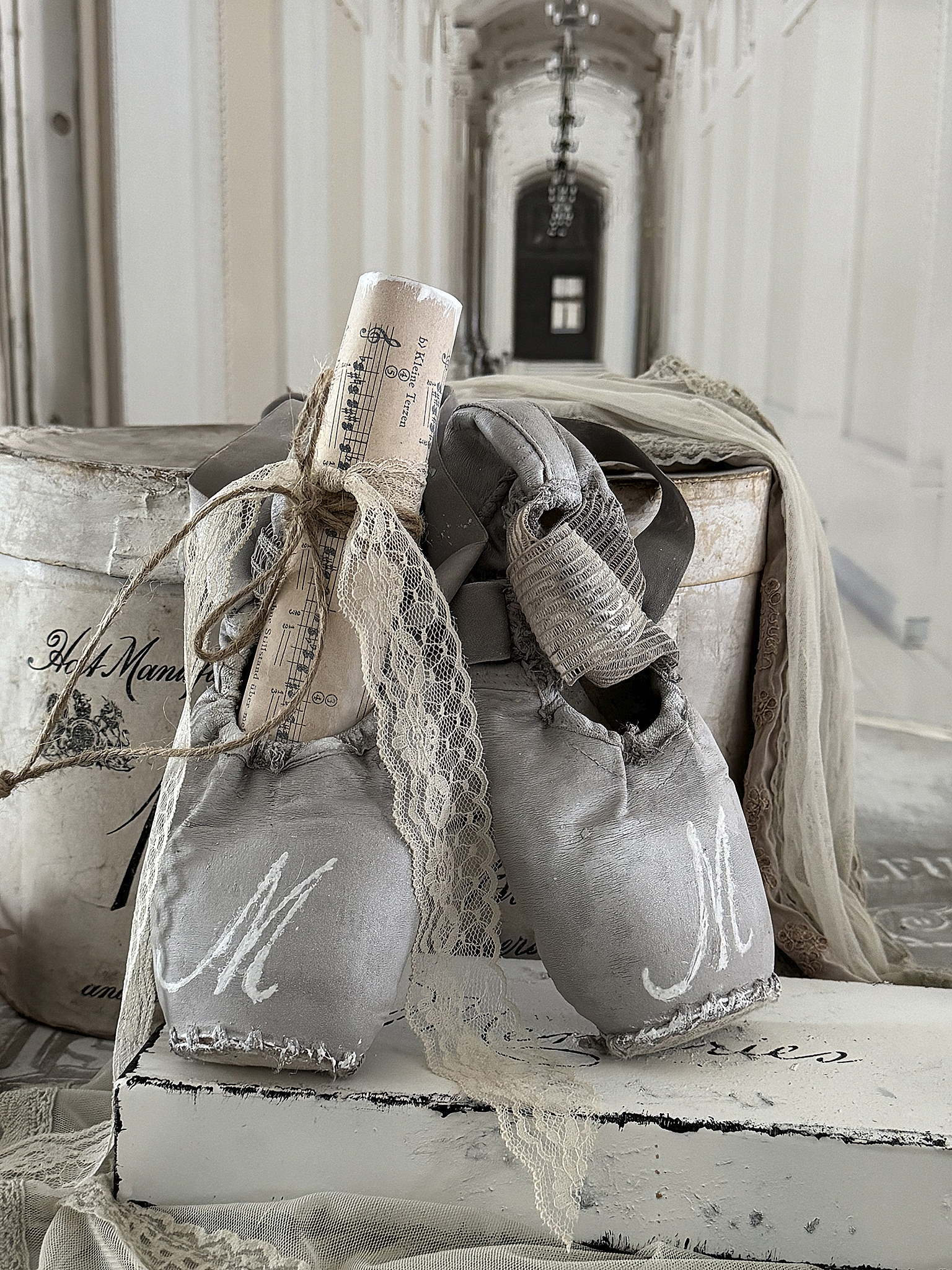 Alte Spitzenschuhe in Taupen – Vintagekleid mit Charme und Charakter***