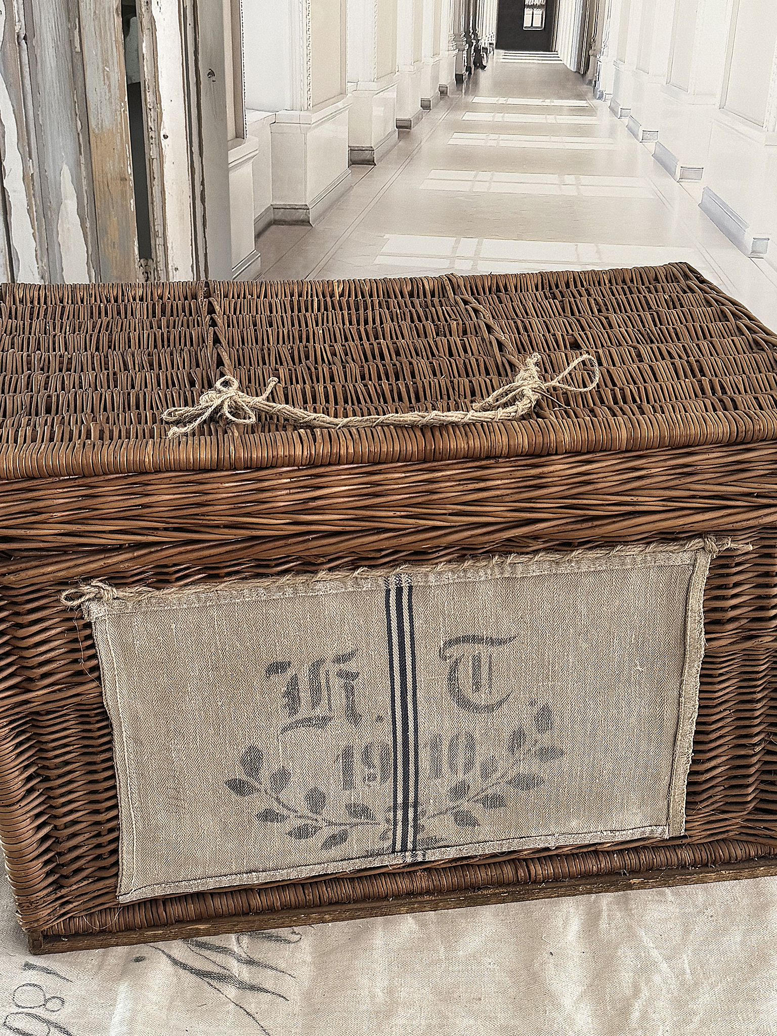 Große, alte Weidentruhe – nostalgischer Charme trifft Funktionalität***