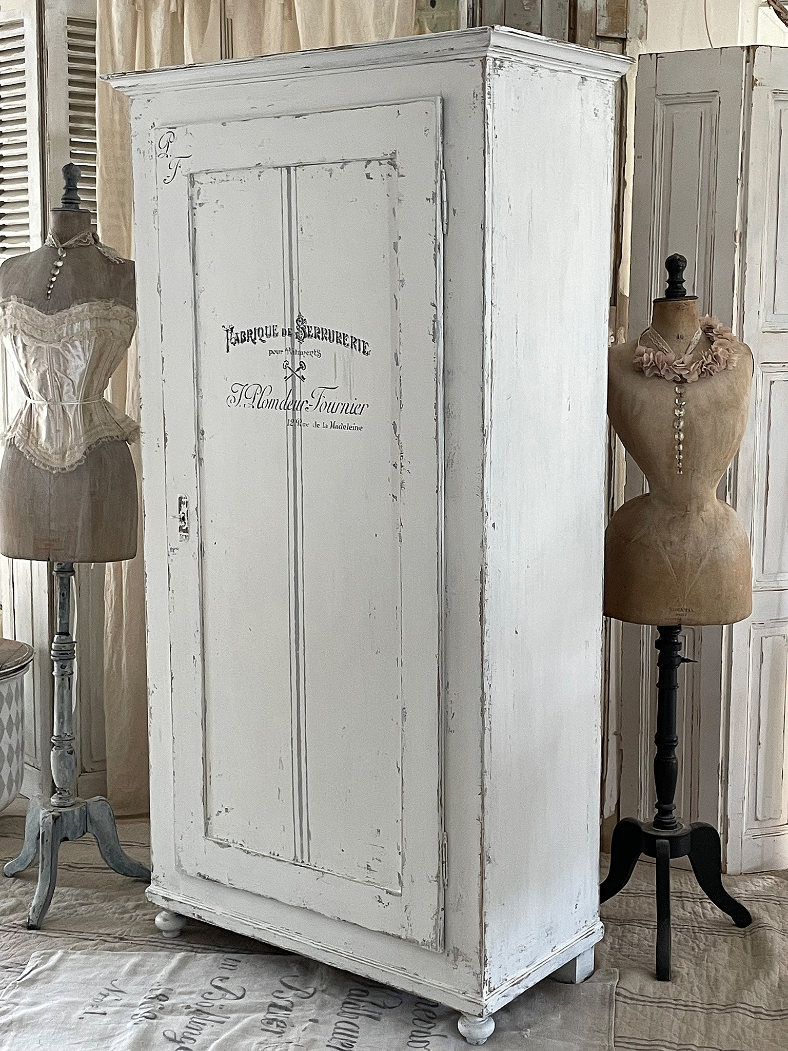 Antiker, weißer Kleiderschrank im Shabby Chic-Stil Antiker Kleiderschrank aus weißem Holz mit Vintage-Elementen im Shabby Chic-Stil