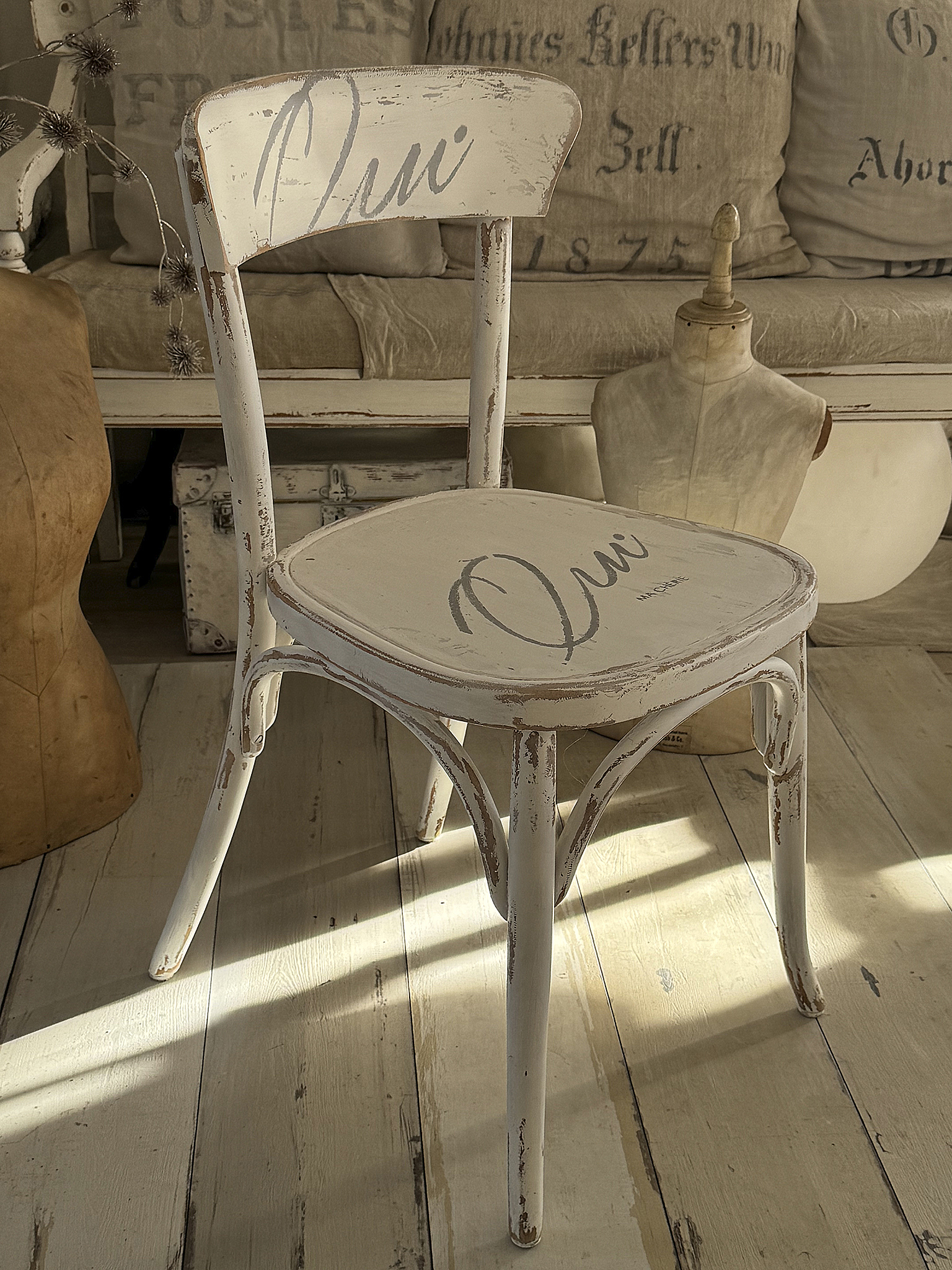 Alter Bugholzstuhl mit Shabbykleid Qui Ma Cherie***