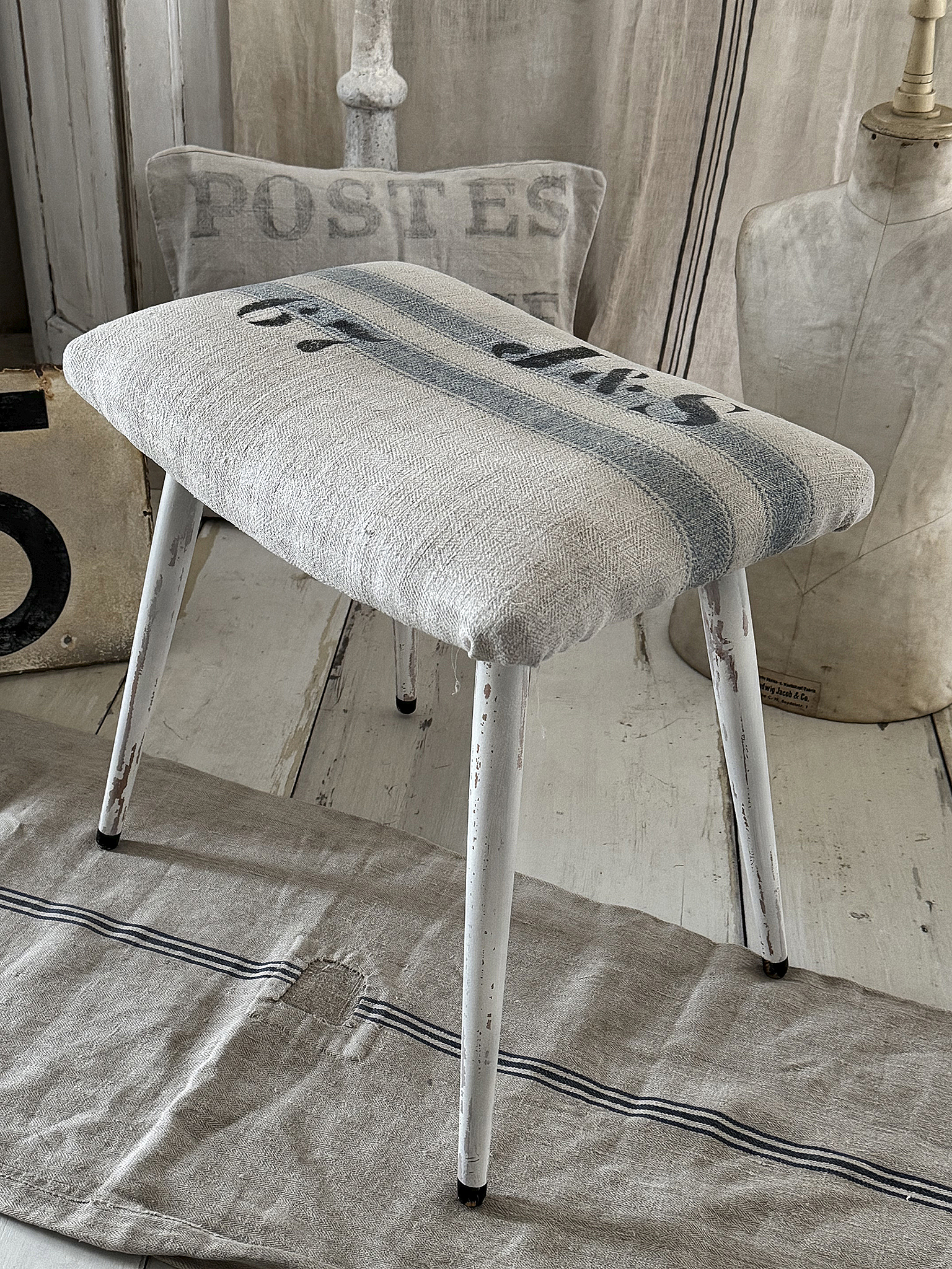 Hocker mit altem Leinen***