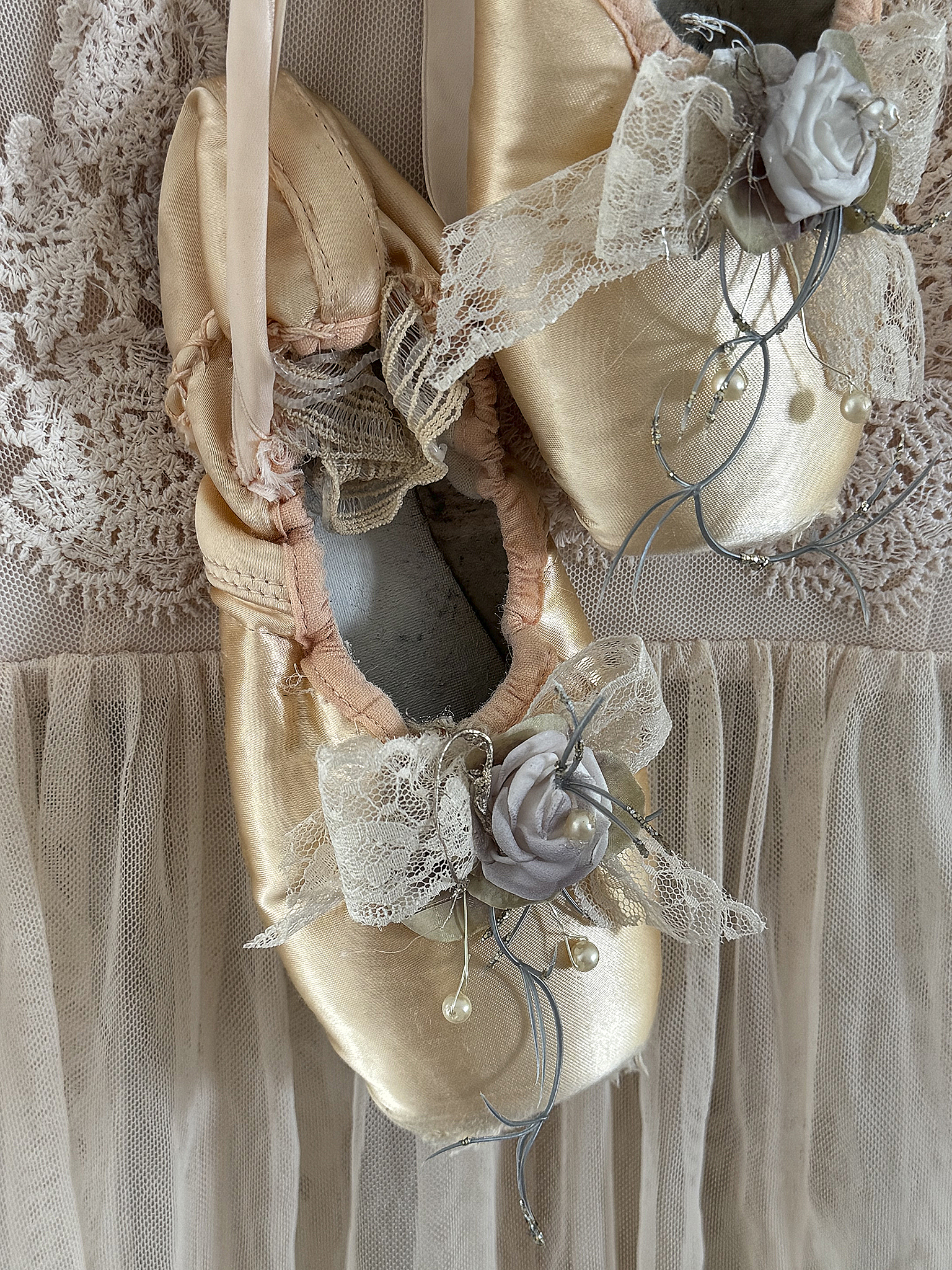 Altes Spitzenkleid mit Bügel und Vintage-Spitzenschuhe*** Altes Spitzenkleid mit Bügel und Vintage-Spitzenschuhe***