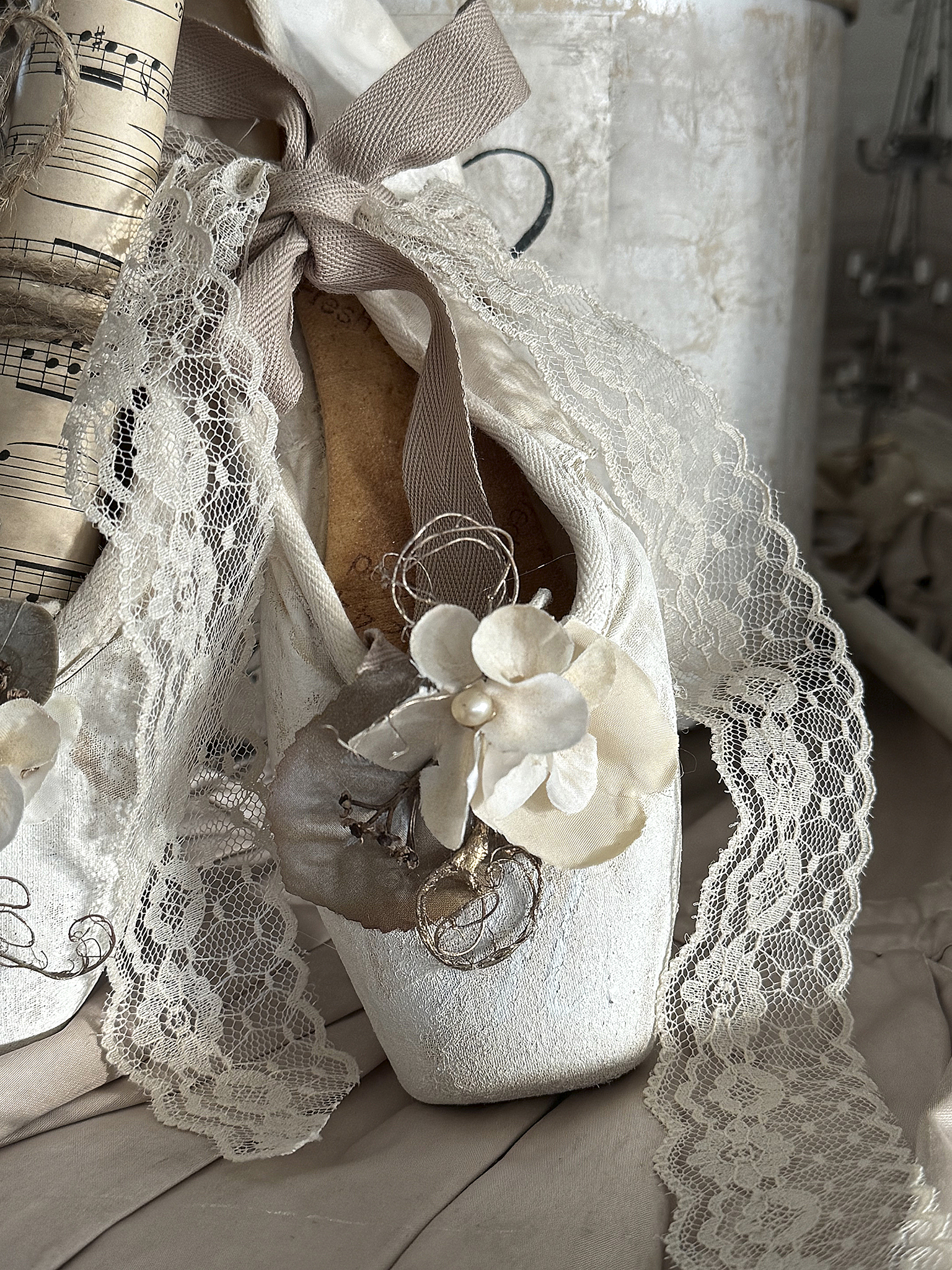 Alte Spitzenschuhe aus Leinen mit Notenblatt***