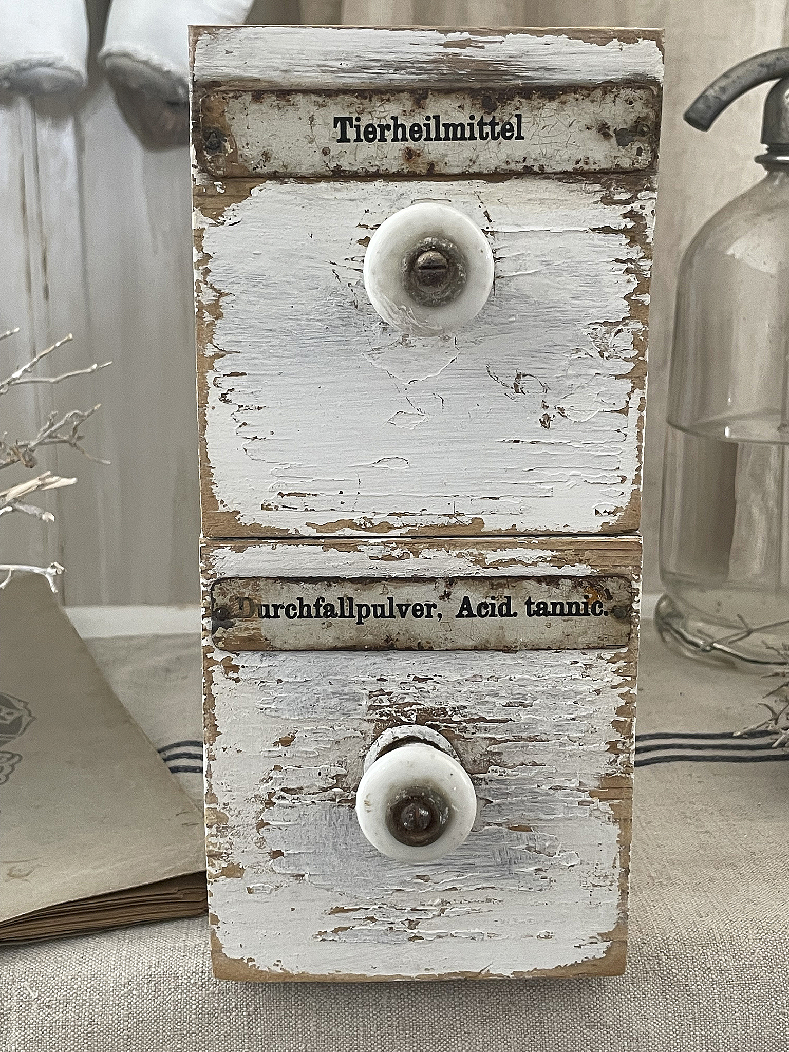 Detailansicht einer antiken Holzkiste mit Beschriftungen für Tierheilmittel und Durchfallpulver