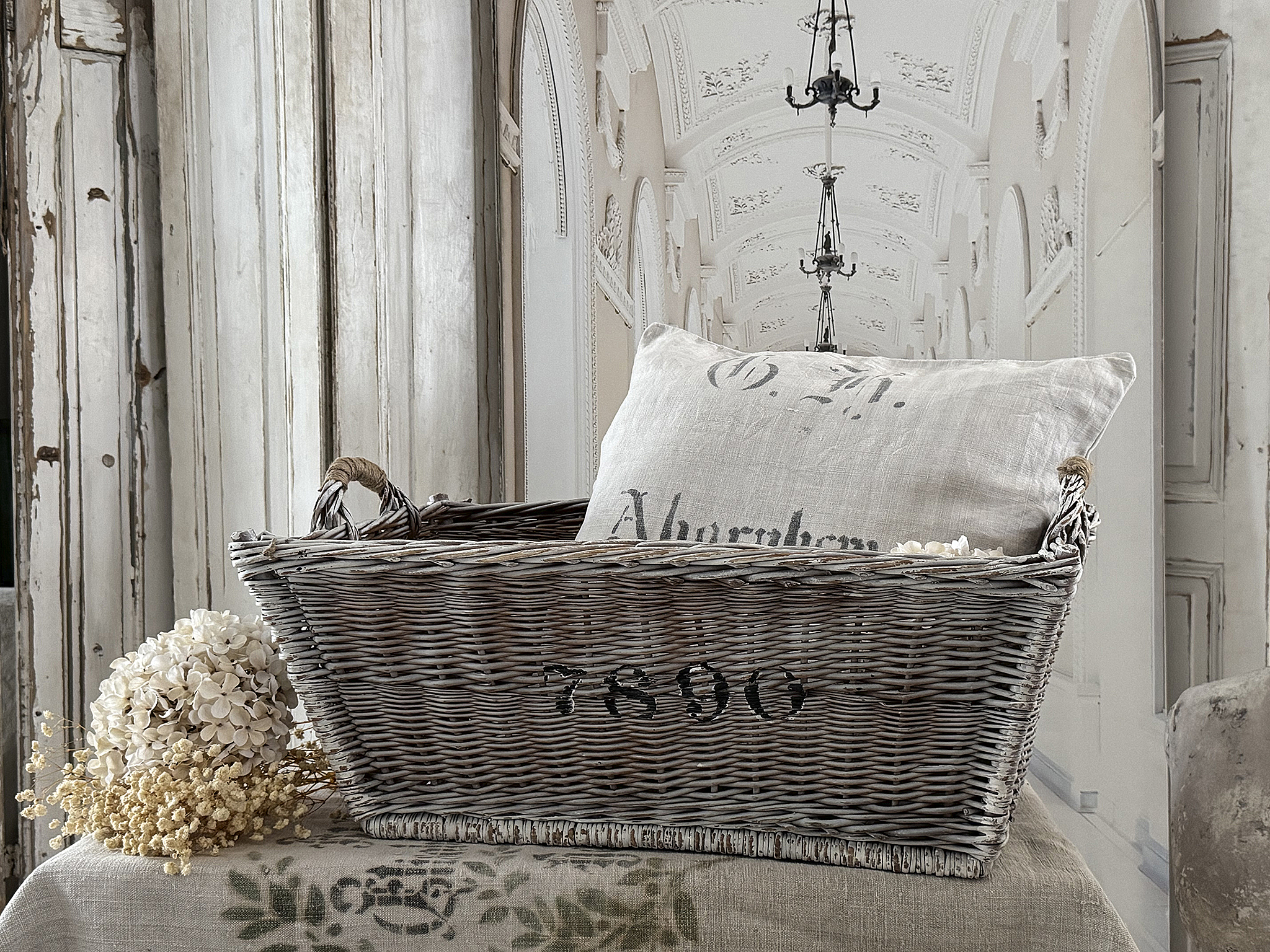 Alter Weidenkorb mit sanftem Vintage-Flair***