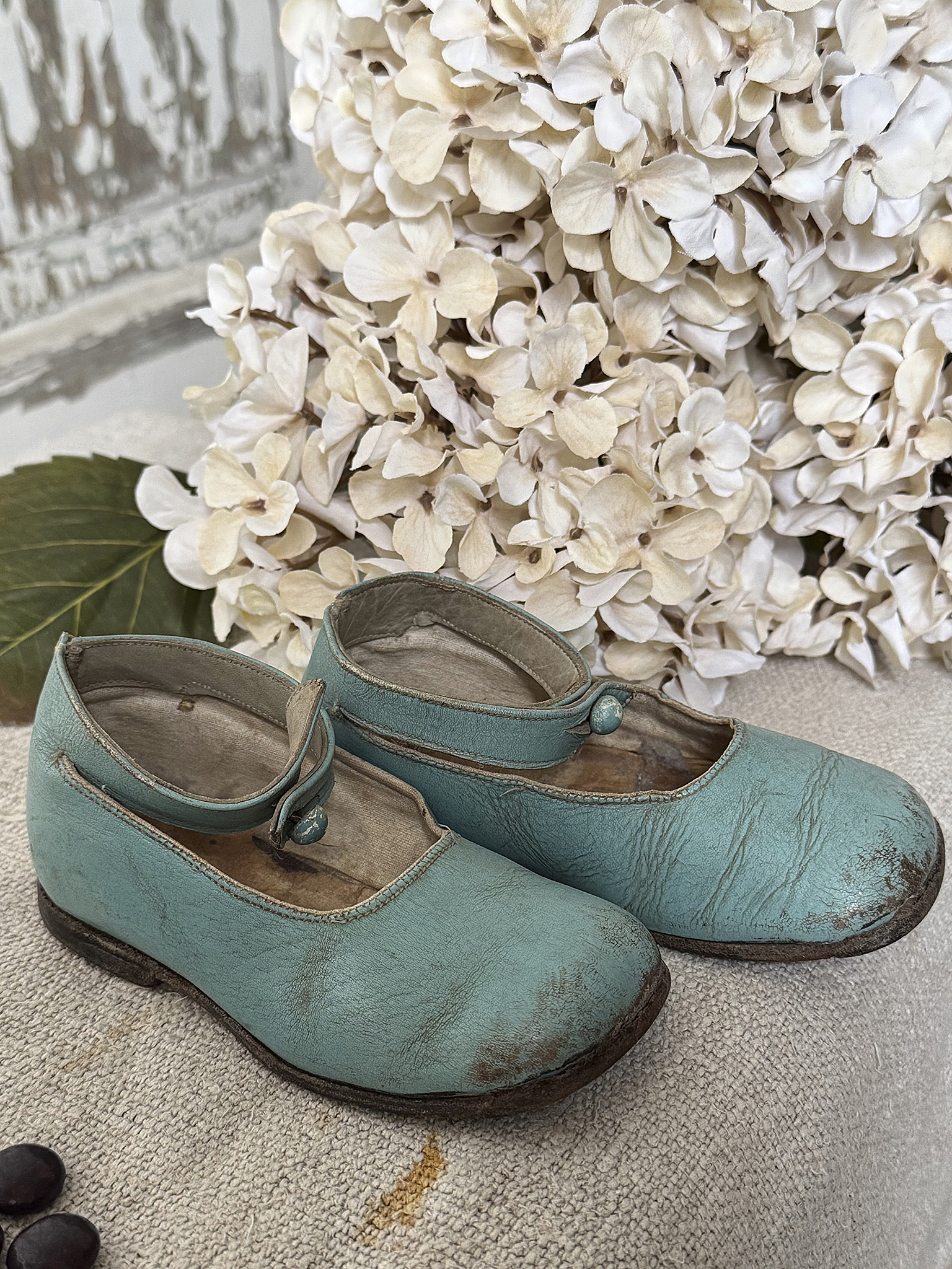  Süßes Vintage-Duo aus französischer Bonbondose und Kinderschuhen***