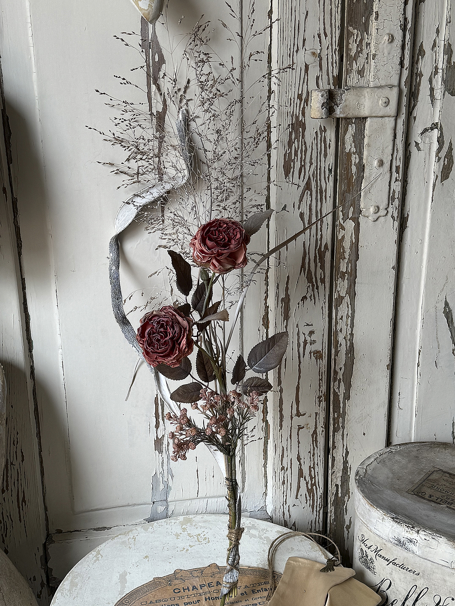 Alte Messingvase im Shabby-Kleid mit zartem Ranunkelstrauß***