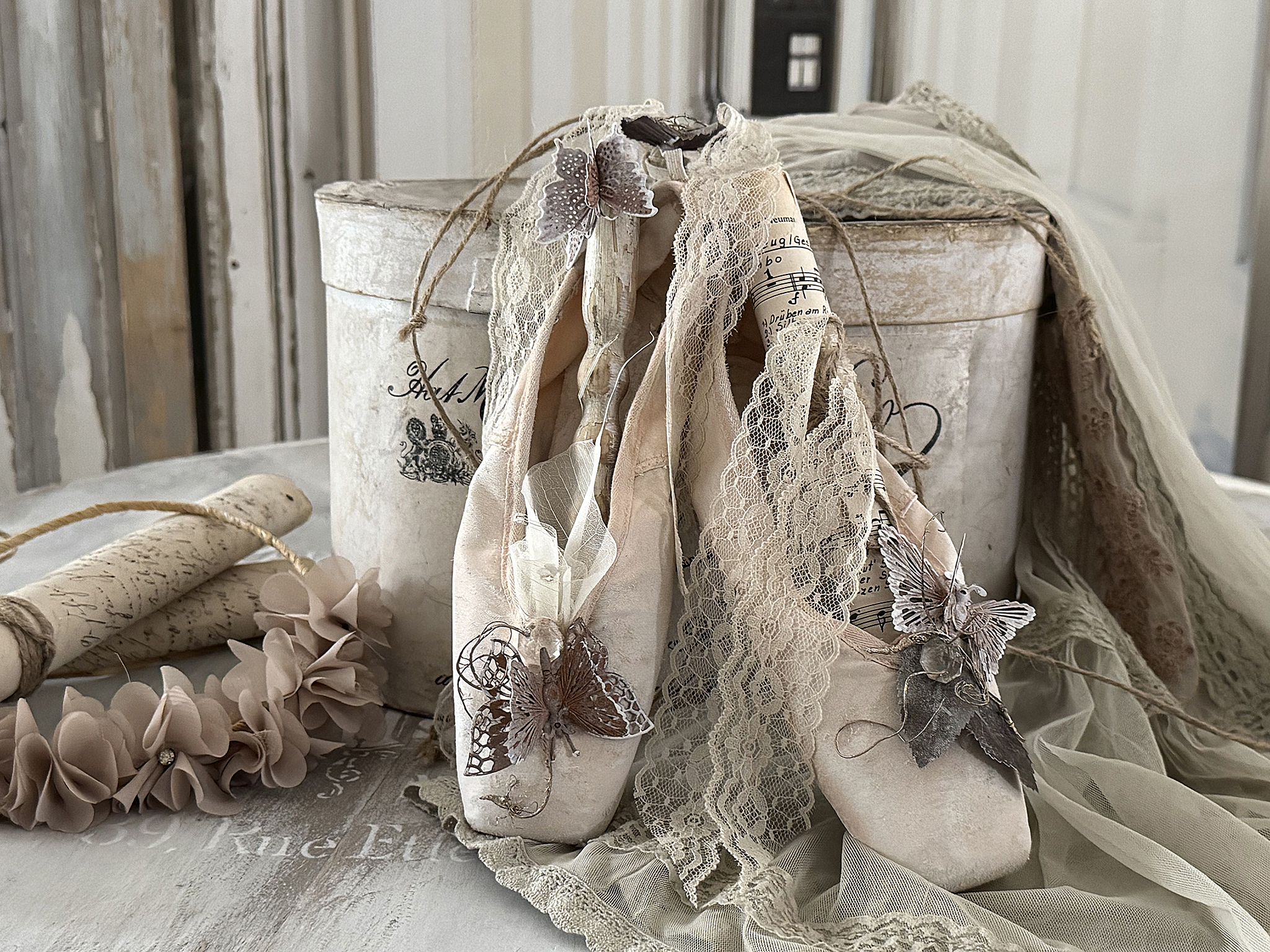 Vintage-Spitzenschuhe mit romantischer Deko***