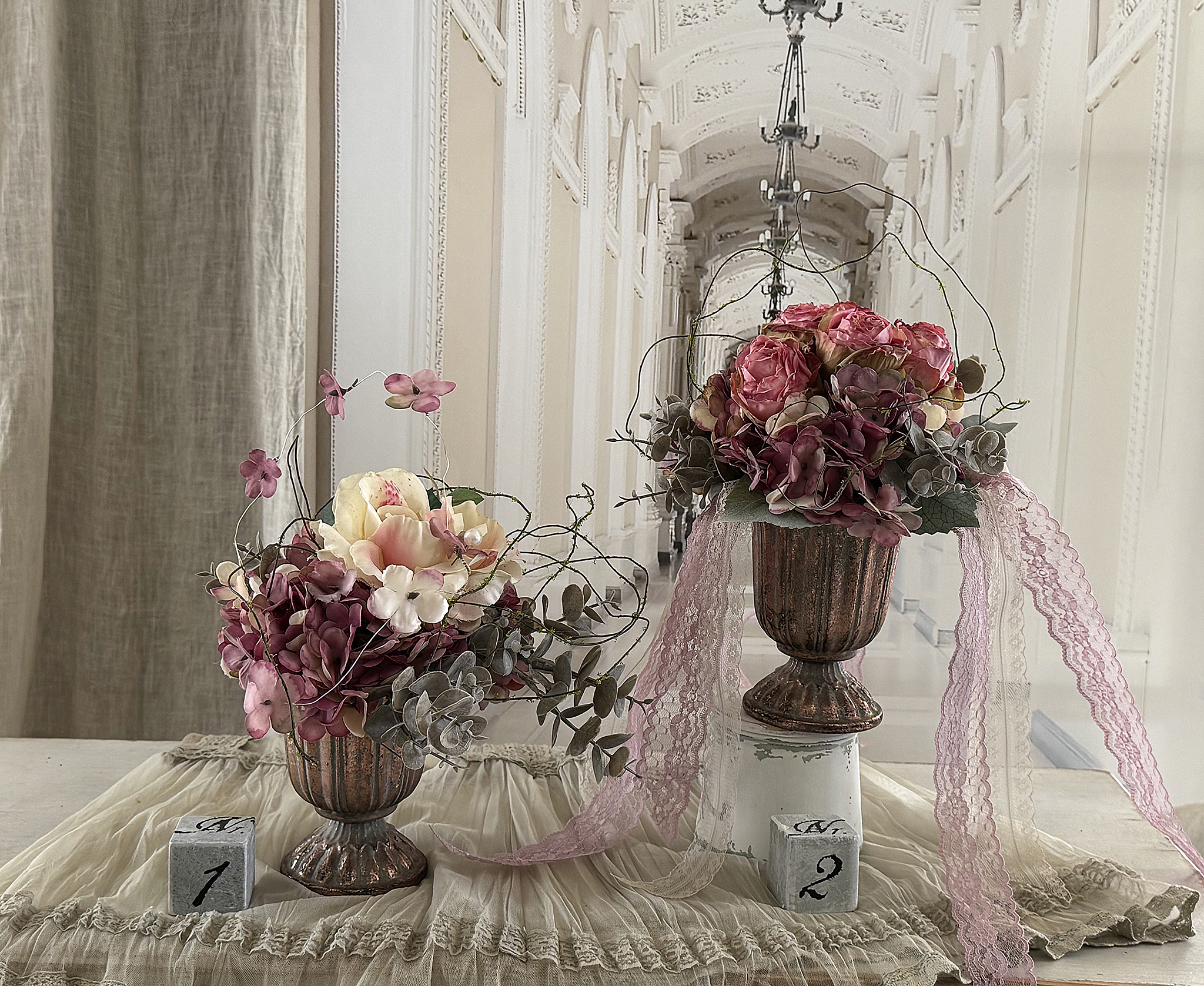 Handgearbeitete Seidensträuße mit Amphore***