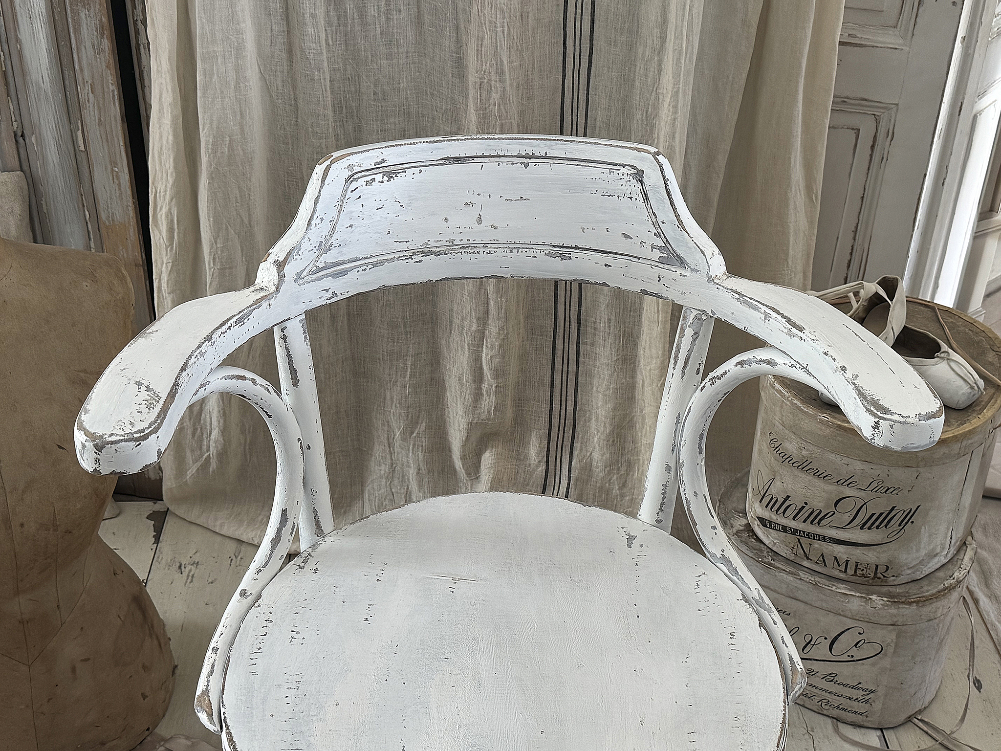  Antiker Thonet Armstuhl aus Buchholz – zeitlose Eleganz im Shabby-Look***