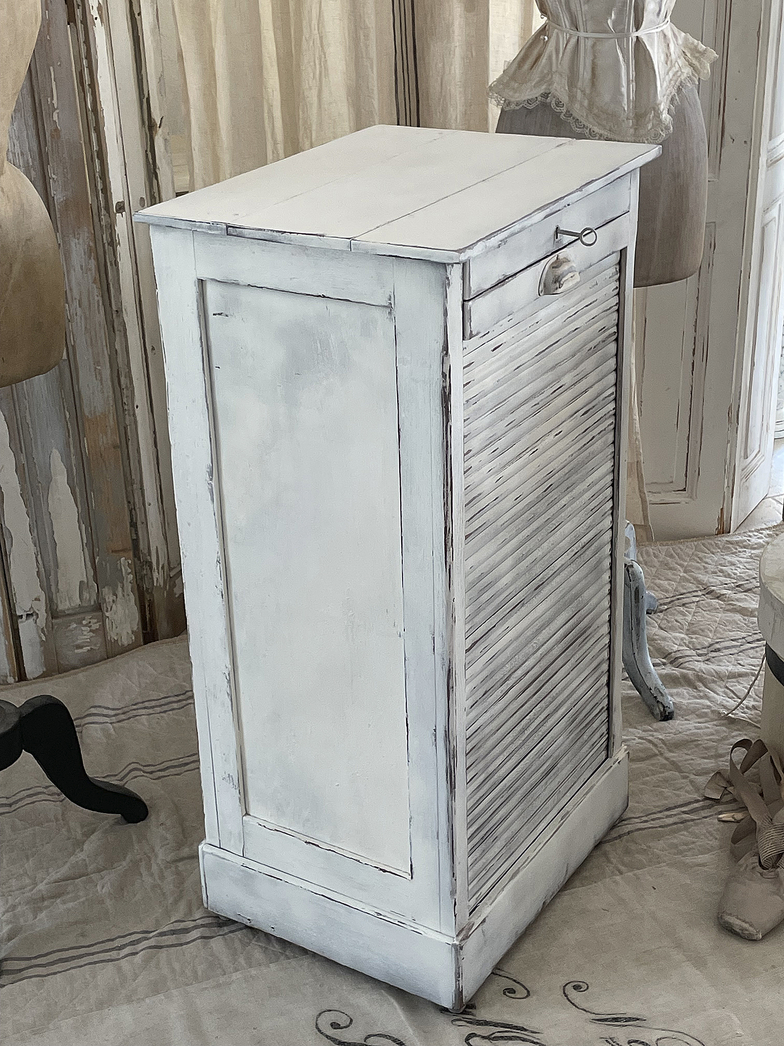 Hochwertiger weißer Holzschrank mit Schublade im Vintage-Stil Weißer Holzschrank im Vintage-Stil mit Schublade und Holzstruktur