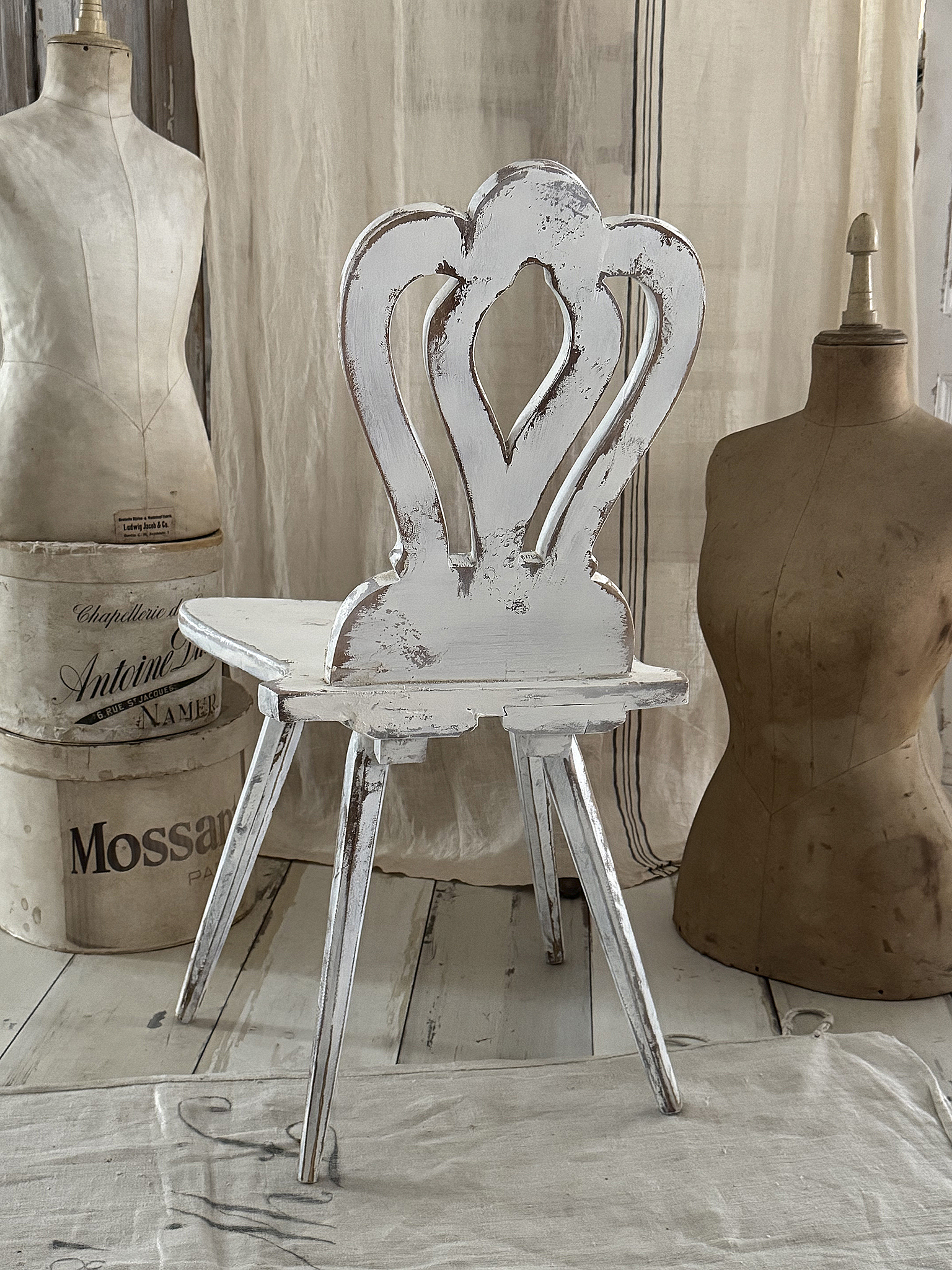 Alter, ausgefallener Bauernstuhl im Shabby-Chic***