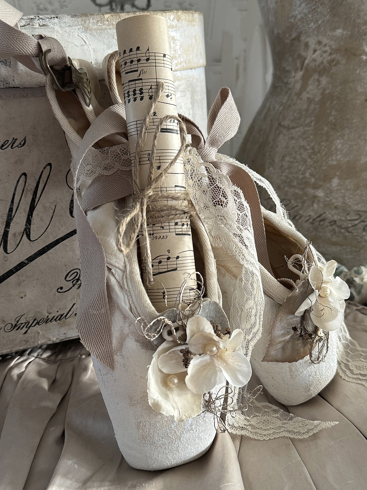 Alte Spitzenschuhe aus Leinen mit Notenblatt***