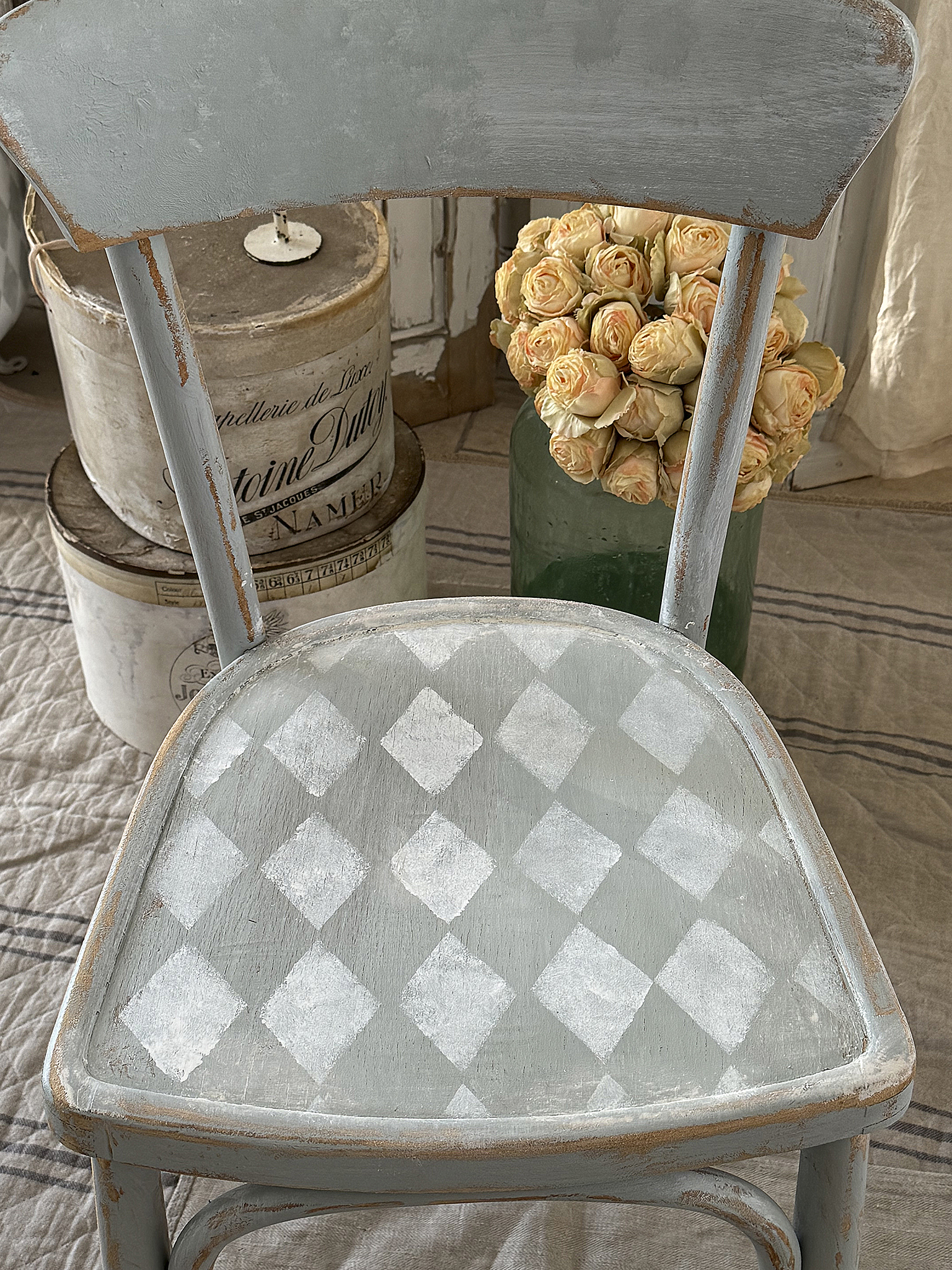 Alter Bugholzstuhl in zartem Salbeigrün*** 