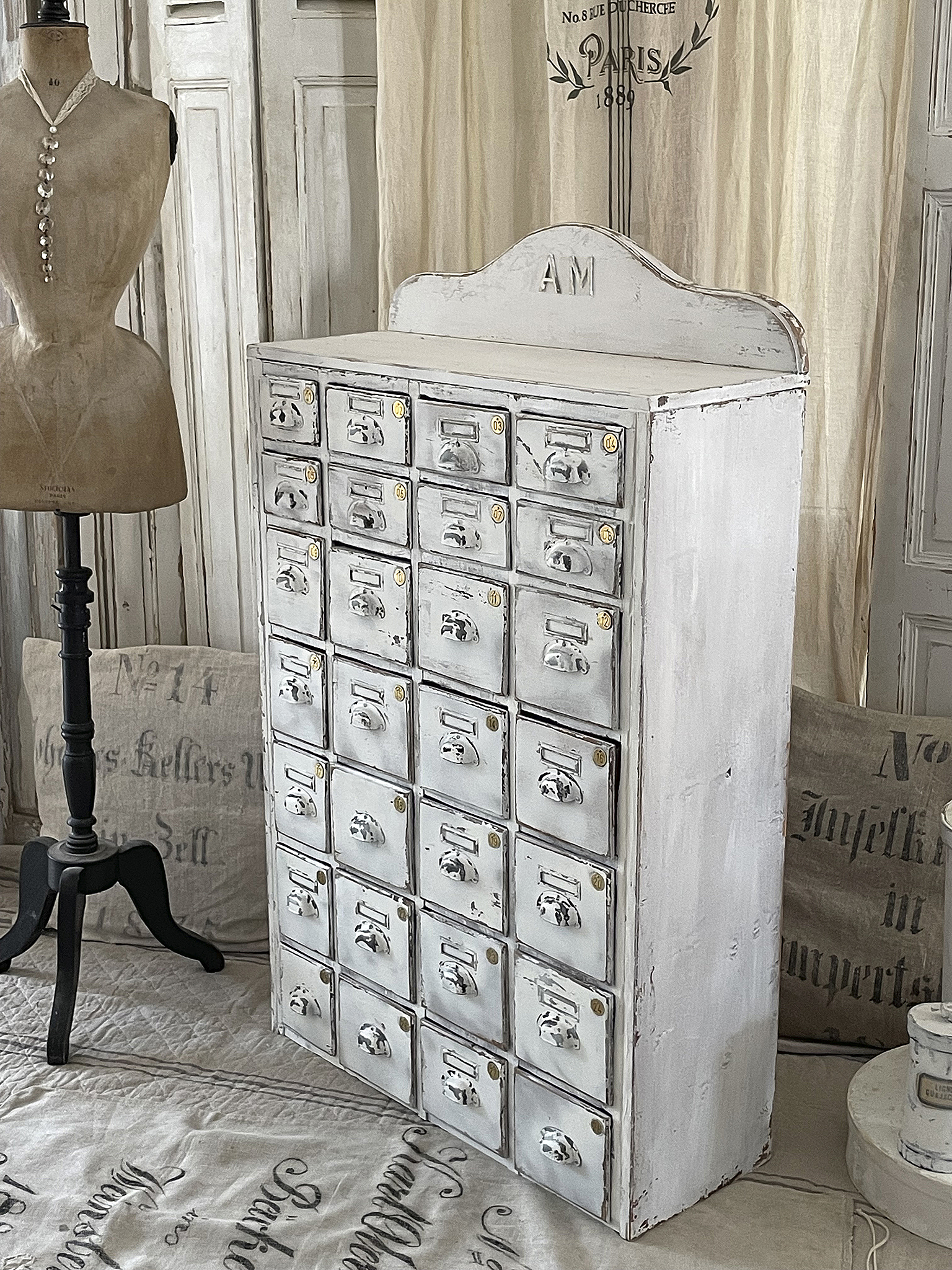 Schöner antiker Holzschrank mit 24 Schubladen, ideal für Dekoration und Aufbewahrung