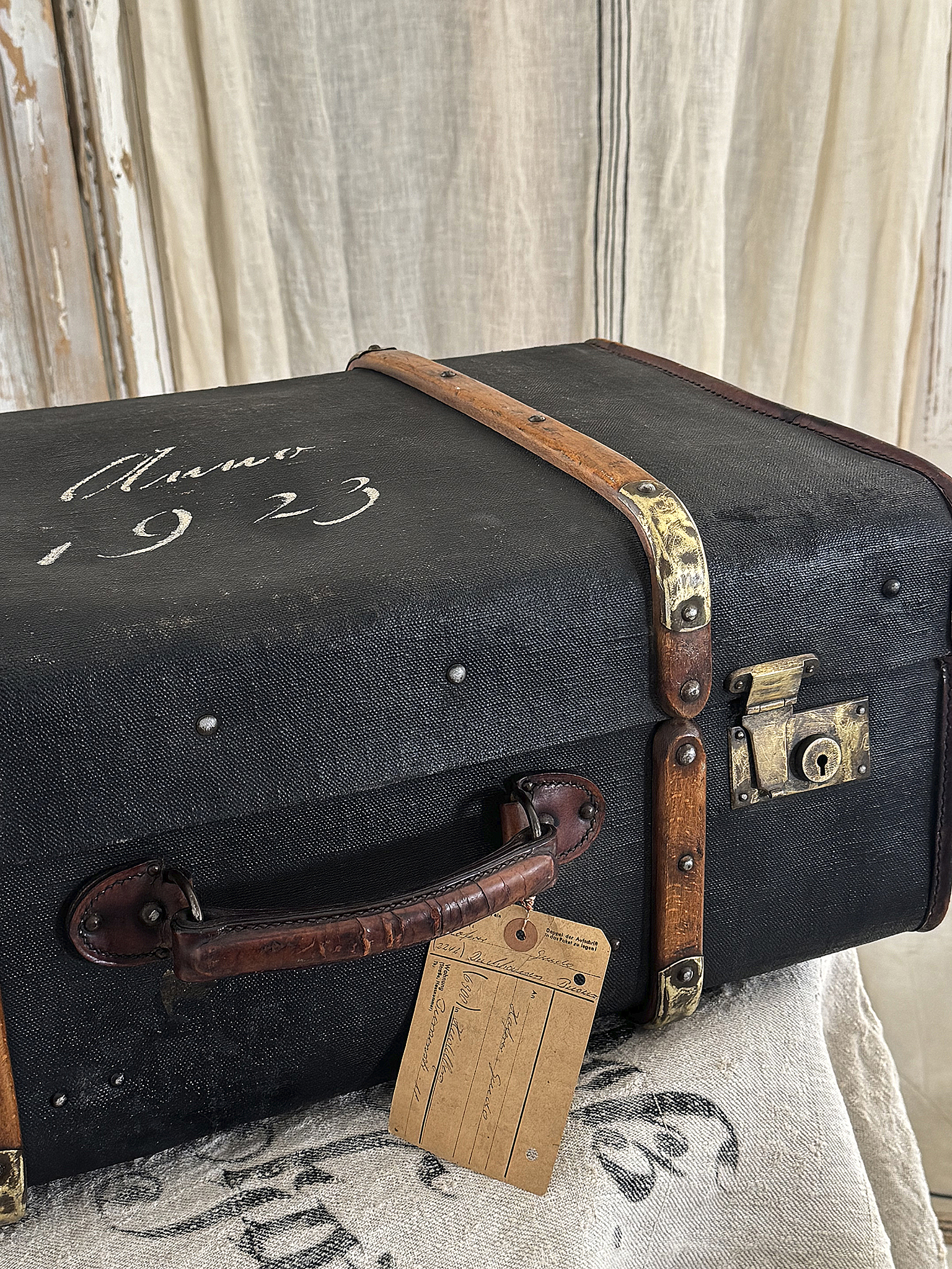 Edler alter Vintage-Koffer mit Eichenholzstreben und Messingdetails um 1923***